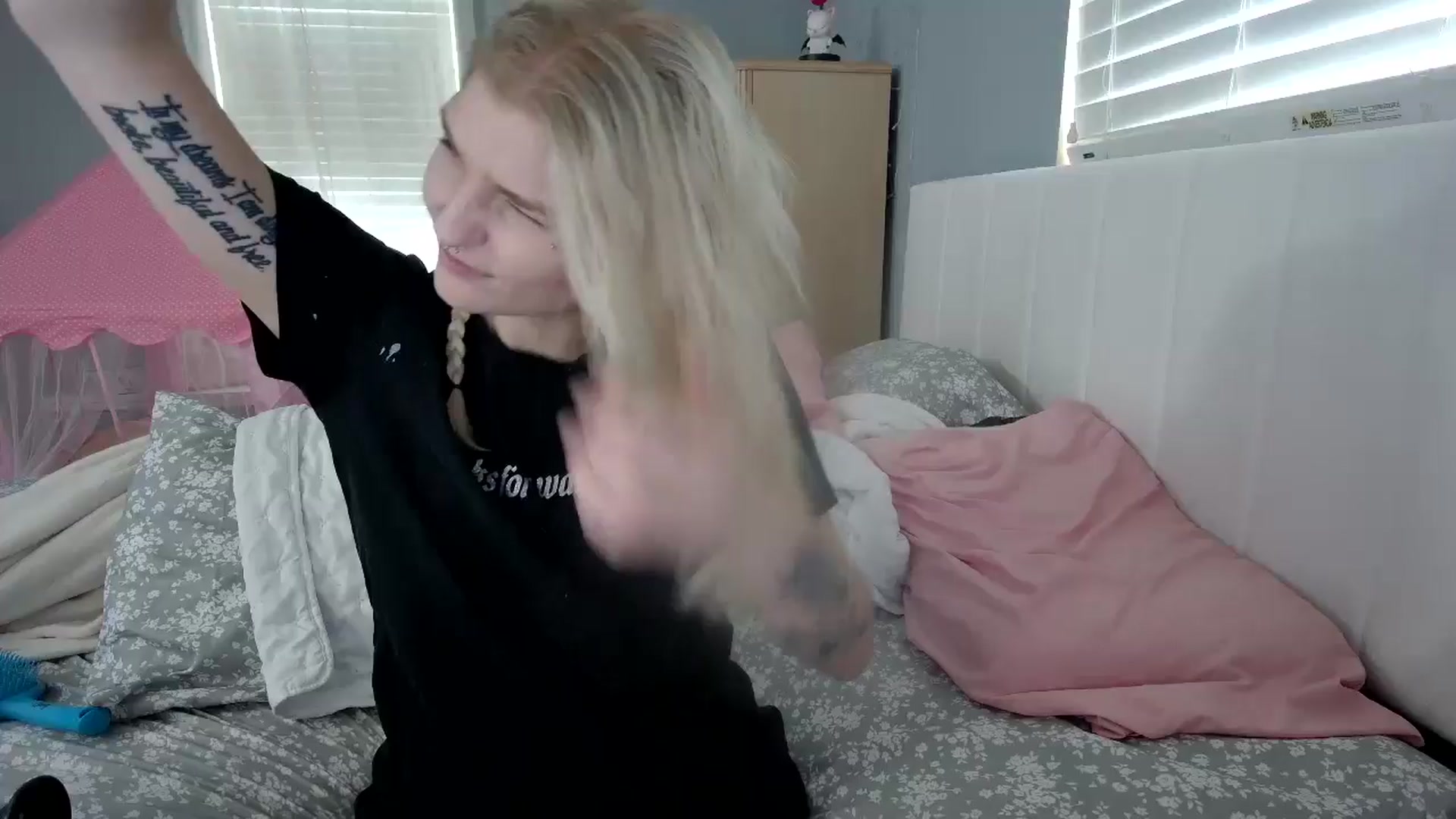 Gallery image thumbnail from DuckChan0's myfreecams stream on, 08/07/2024, 13:40 image 19 of 20