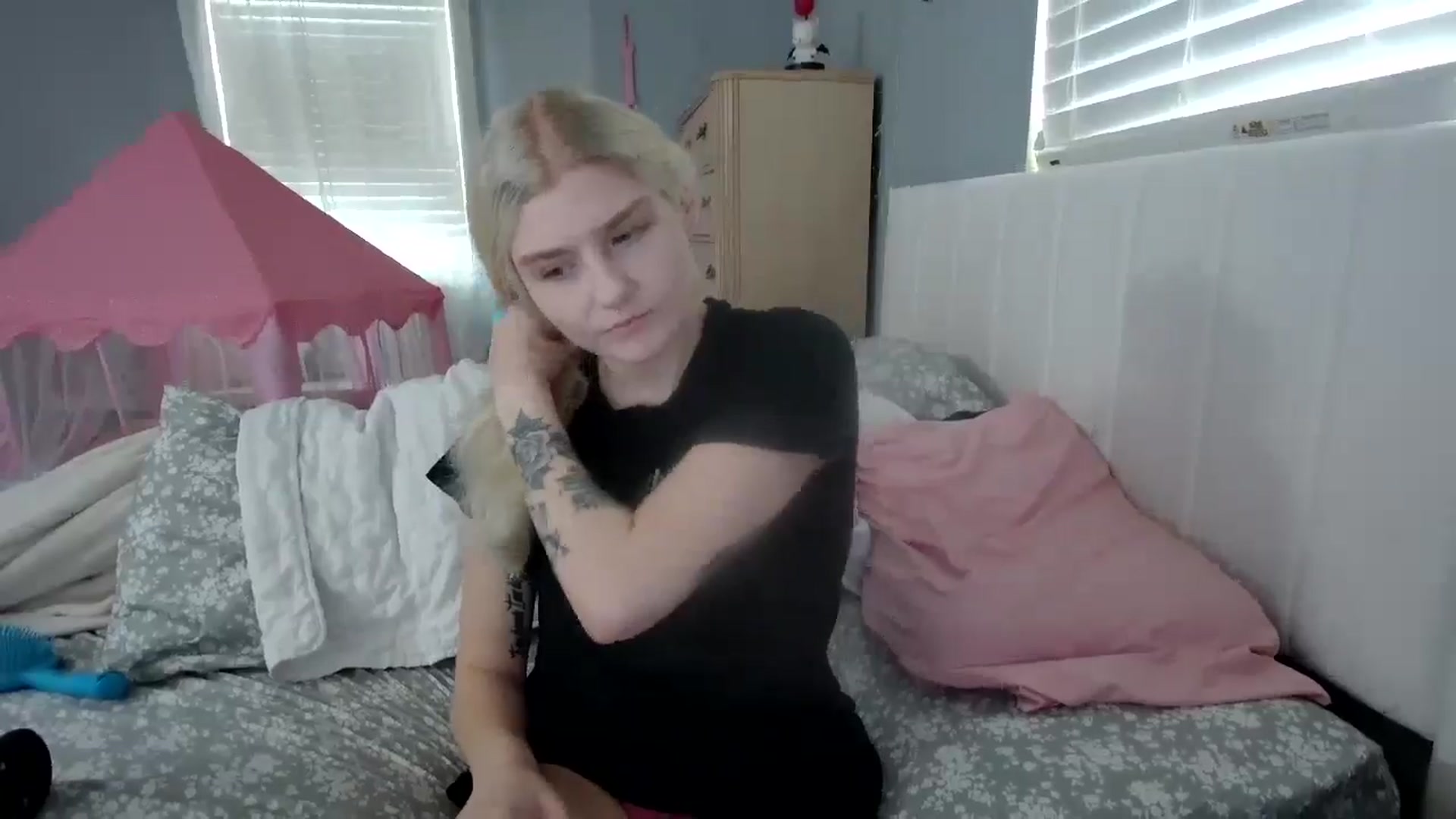 Gallery image thumbnail from DuckChan0's myfreecams stream on, 08/07/2024, 13:40 image 14 of 20