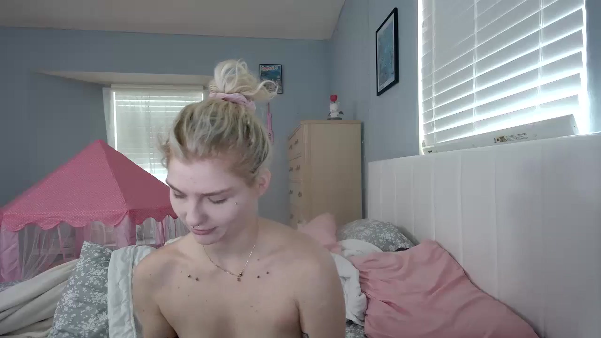 Gallery image thumbnail from DuckChan0's myfreecams stream on, 08/07/2024, 13:40 image 9 of 20