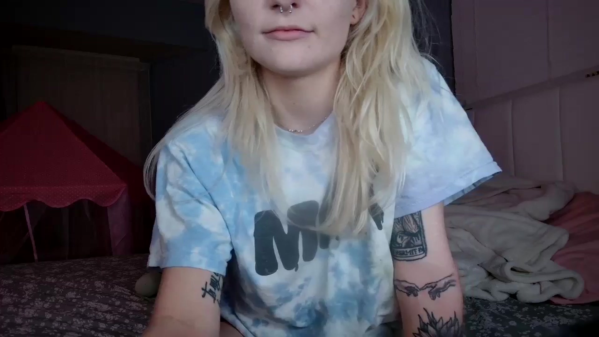 Gallery image thumbnail from DuckChan0's myfreecams stream on, 08/09/2024, 24:53 image 18 of 20
