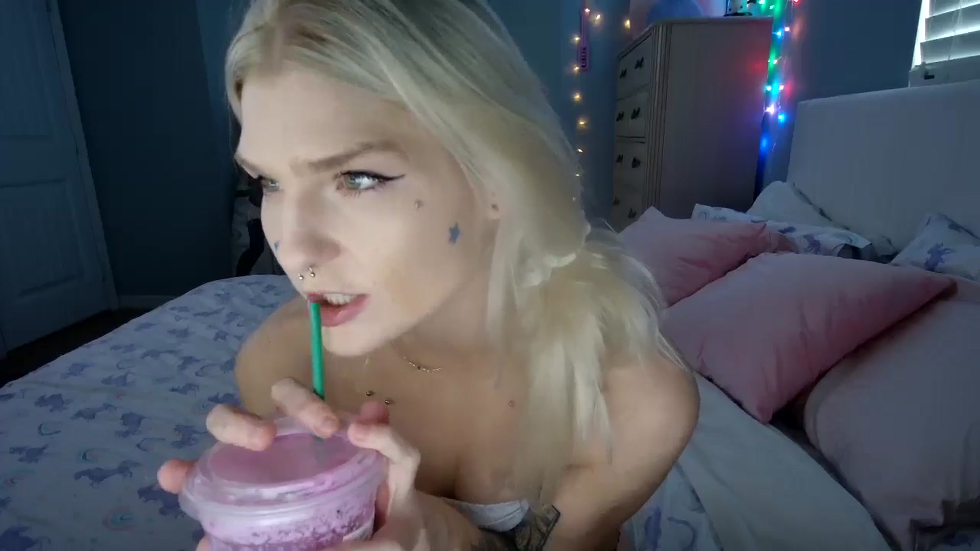 Gallery image thumbnail from DuckChan0's myfreecams stream on, 08/17/2024, 22:40 image 4 of 20