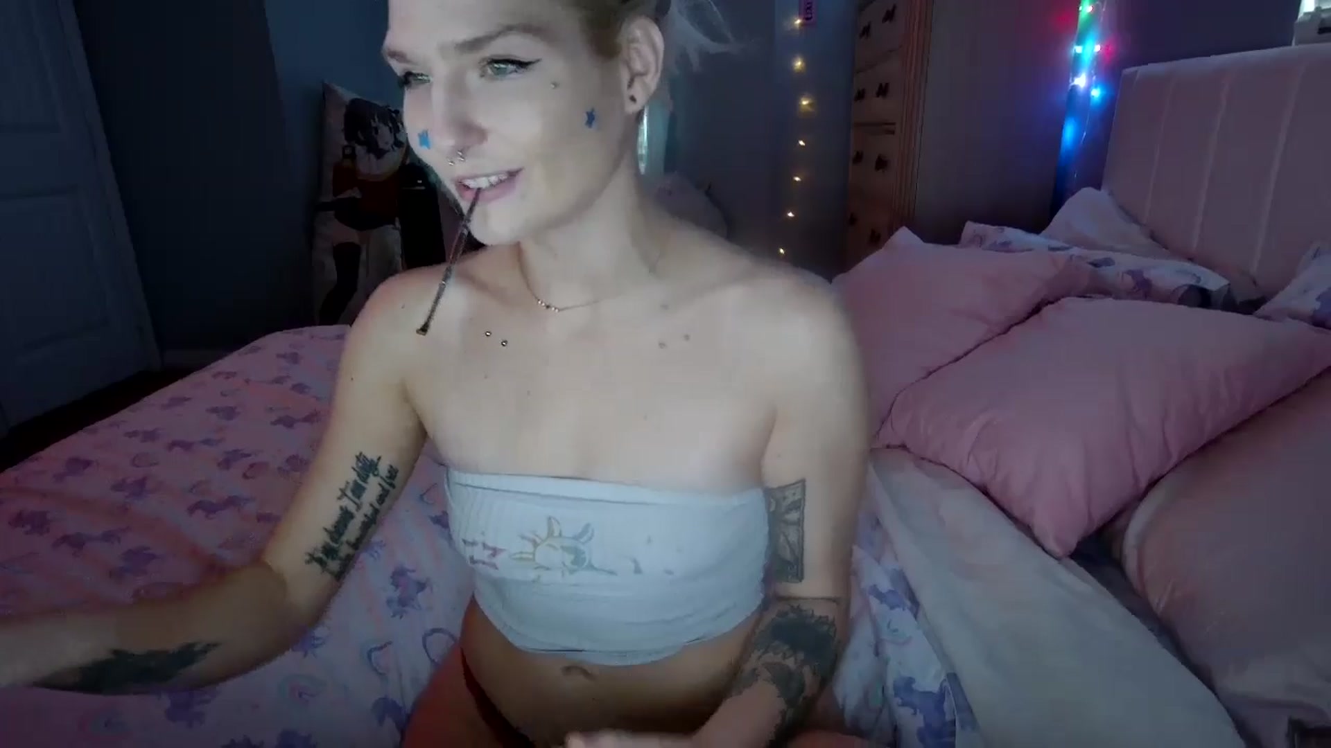 Gallery image thumbnail from DuckChan0's myfreecams stream on, 08/17/2024, 22:40 image 10 of 20