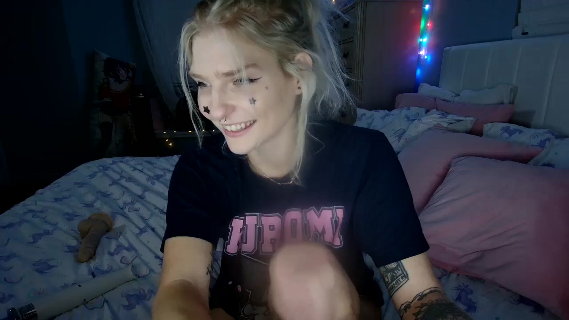 Gallery image thumbnail from DuckChan0's myfreecams stream on, 08/19/2024, 24:32 image 16 of 20