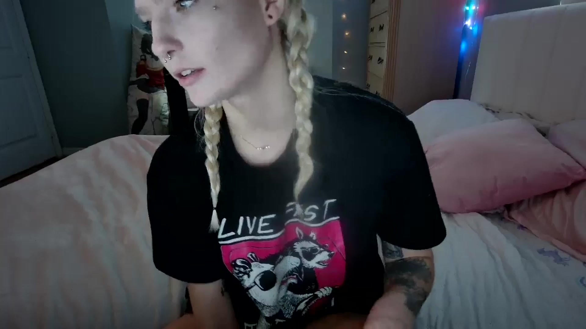 Gallery image thumbnail from DuckChan0's myfreecams stream on, 08/22/2024, 15:31 image 16 of 20