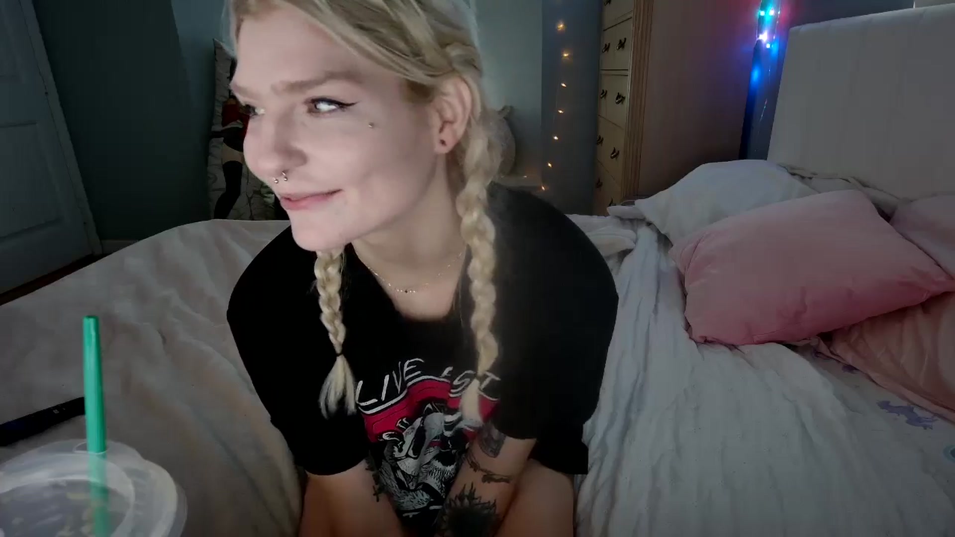 Gallery image thumbnail from DuckChan0's myfreecams stream on, 08/22/2024, 15:31 image 8 of 20