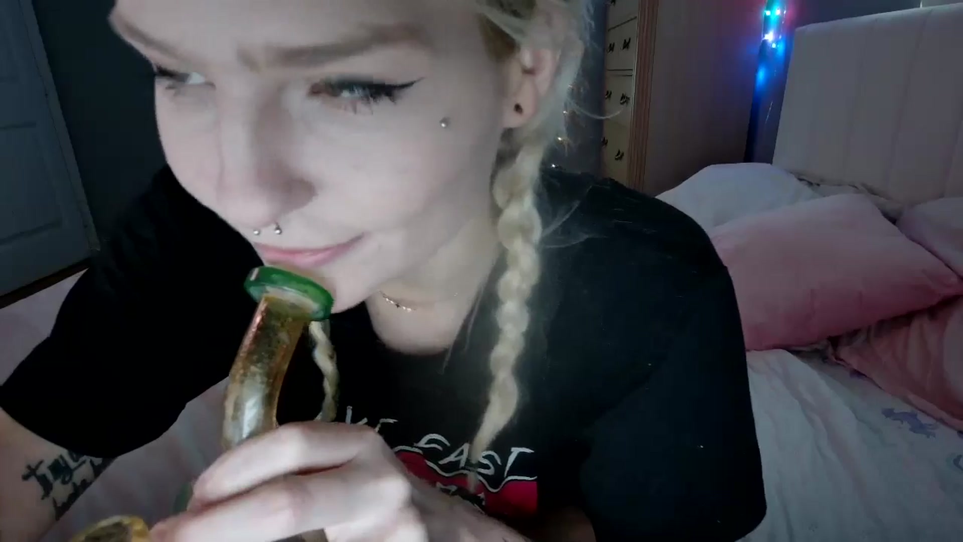 Gallery image thumbnail from DuckChan0's myfreecams stream on, 08/22/2024, 15:31 image 15 of 20