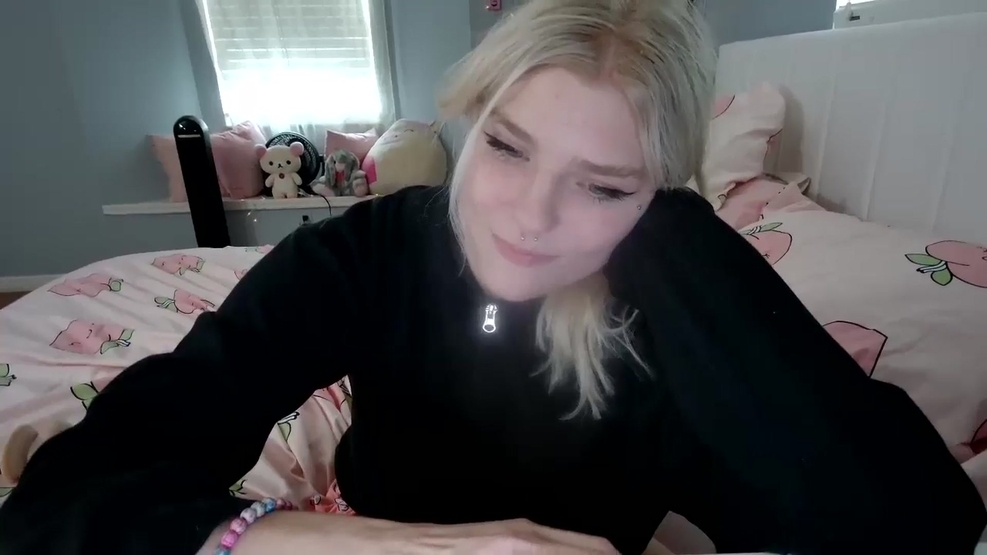 Gallery image thumbnail from DuckChan0's myfreecams stream on, 08/23/2024, 19:06 image 18 of 20