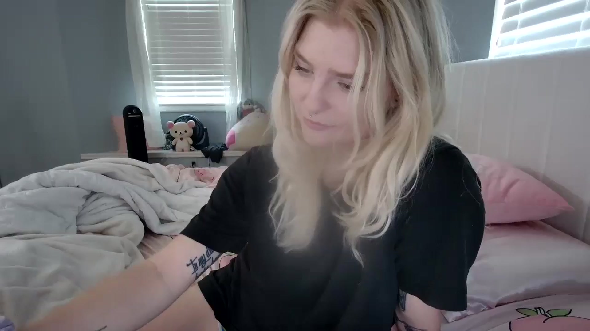 Gallery image thumbnail from DuckChan0's myfreecams stream on, 08/27/2024, 14:09 image 16 of 20