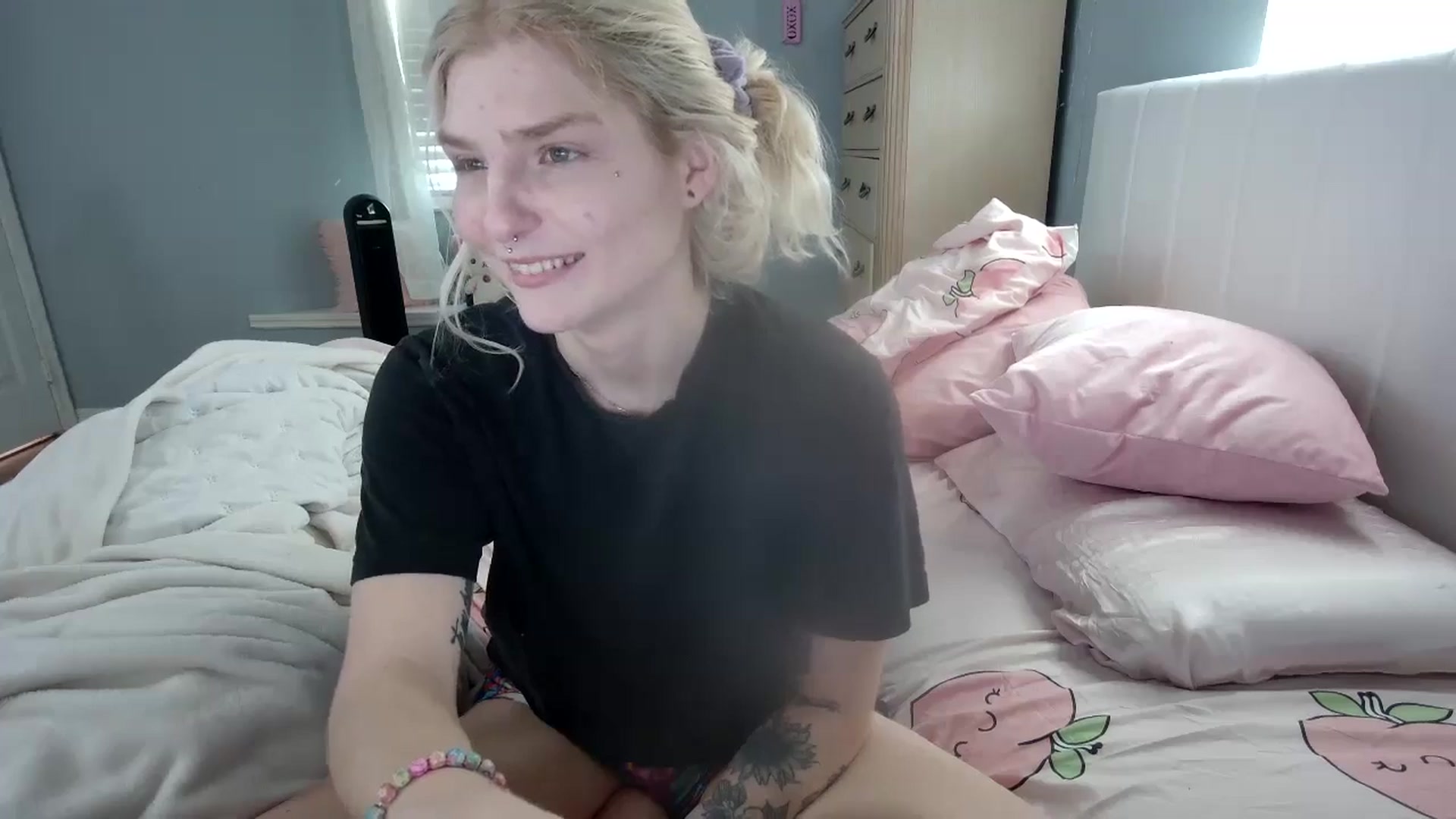 Gallery image thumbnail from DuckChan0's myfreecams stream on, 08/27/2024, 14:09 image 4 of 20