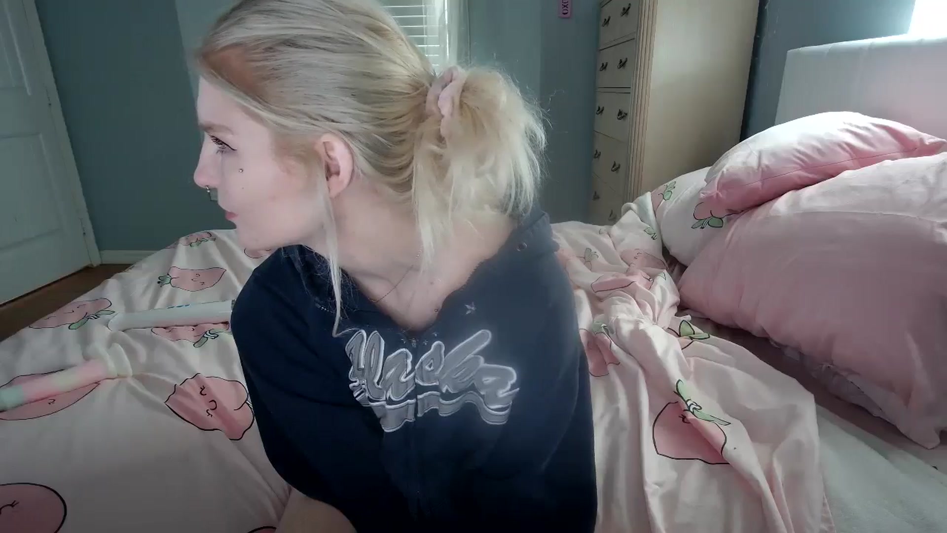 Gallery image thumbnail from DuckChan0's myfreecams stream on, 08/28/2024, 16:28 image 4 of 20