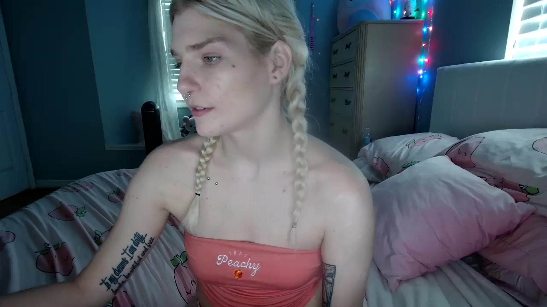 Gallery image thumbnail from DuckChan0's myfreecams stream on, 08/29/2024, 14:39 image 14 of 20