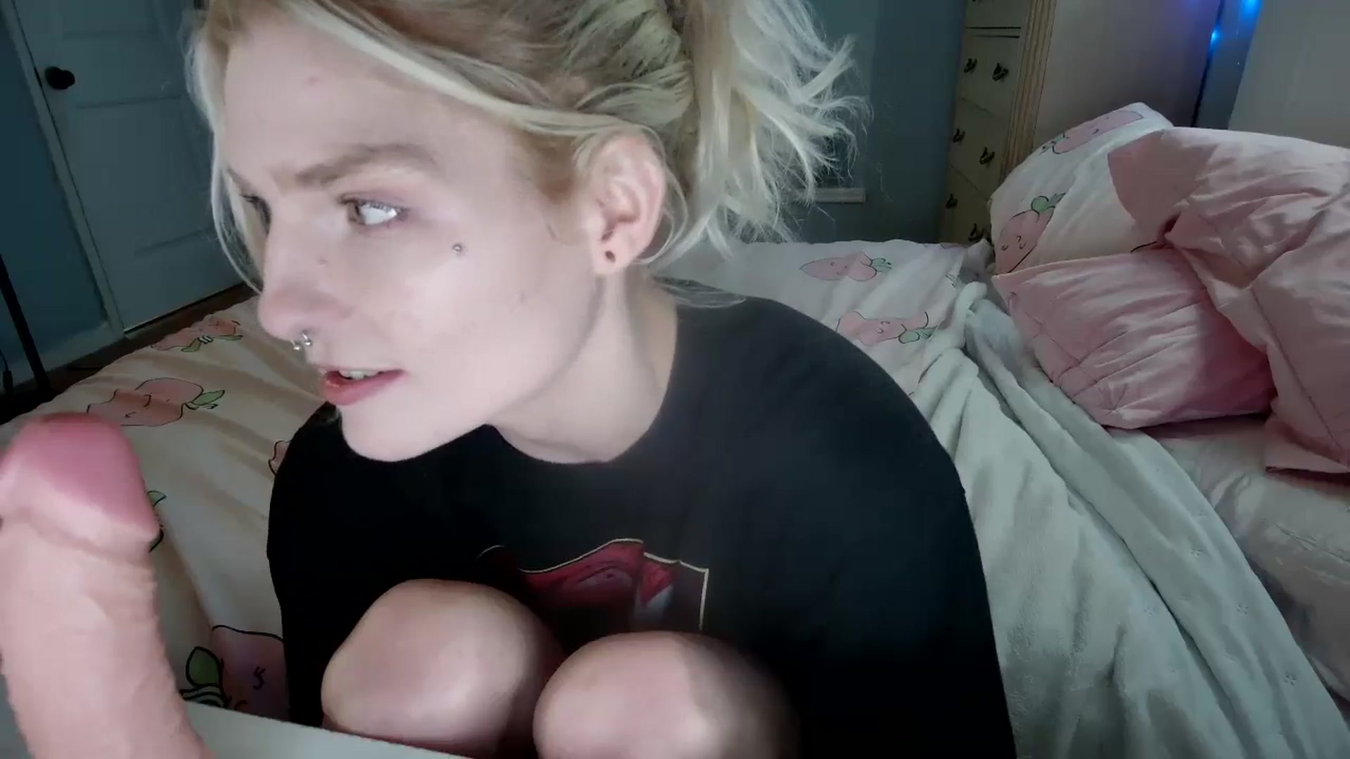 Gallery image thumbnail from DuckChan0's myfreecams stream on, 08/30/2024, 17:31 image 8 of 20