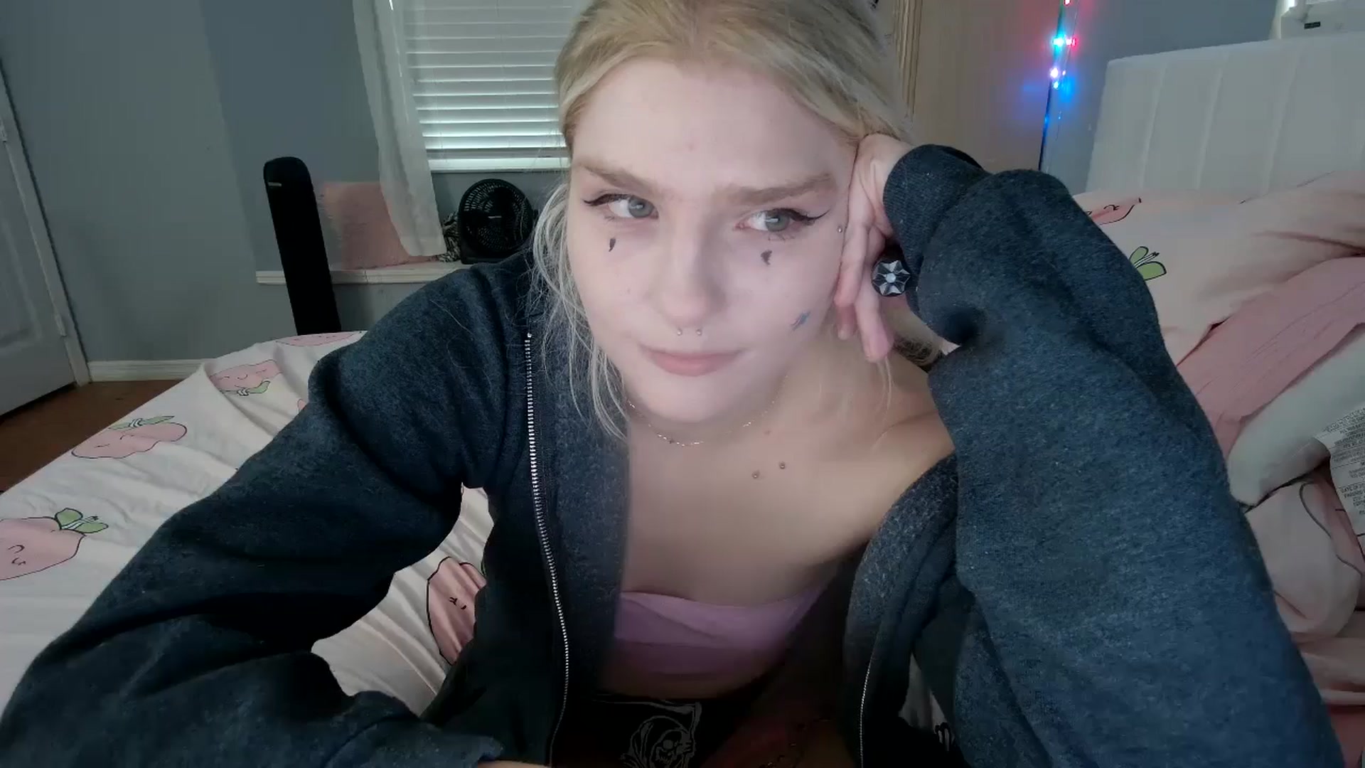 Gallery image thumbnail from DuckChan0's myfreecams stream on, 09/01/2024, 23:10 image 12 of 20