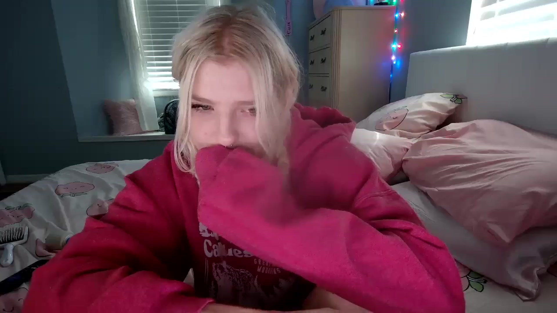 Gallery image thumbnail from DuckChan0's myfreecams stream on, 09/04/2024, 14:33 image 6 of 20