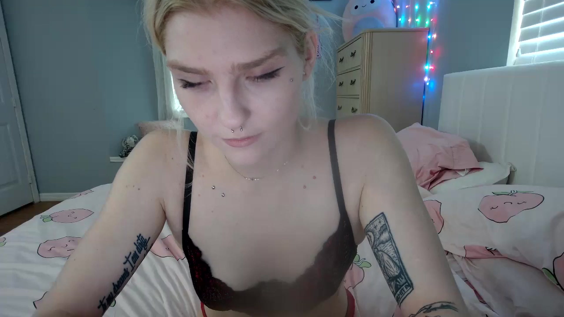 Gallery image thumbnail from DuckChan0's myfreecams stream on, 09/08/2024, 21:27 image 13 of 20