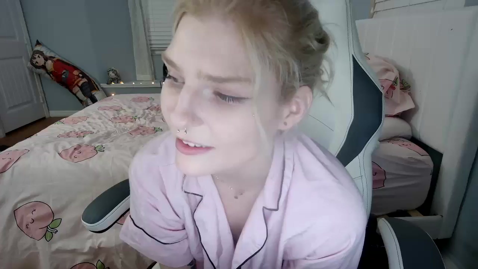 Gallery image thumbnail from DuckChan0's myfreecams stream on, 09/13/2024, 02:05 image 12 of 20