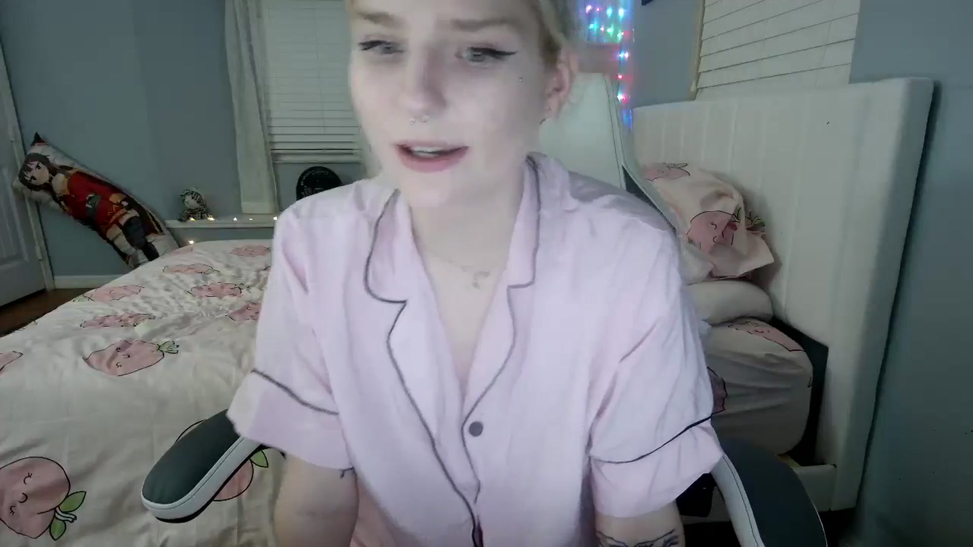 Gallery image thumbnail from DuckChan0's myfreecams stream on, 09/13/2024, 02:05 image 6 of 20