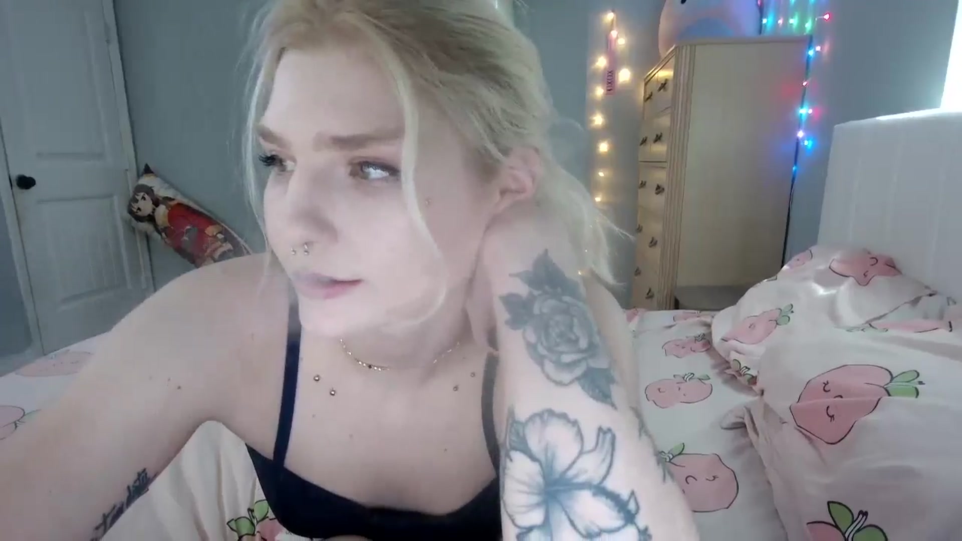 Gallery image thumbnail from DuckChan0's myfreecams stream on, 09/13/2024, 17:15 image 10 of 20