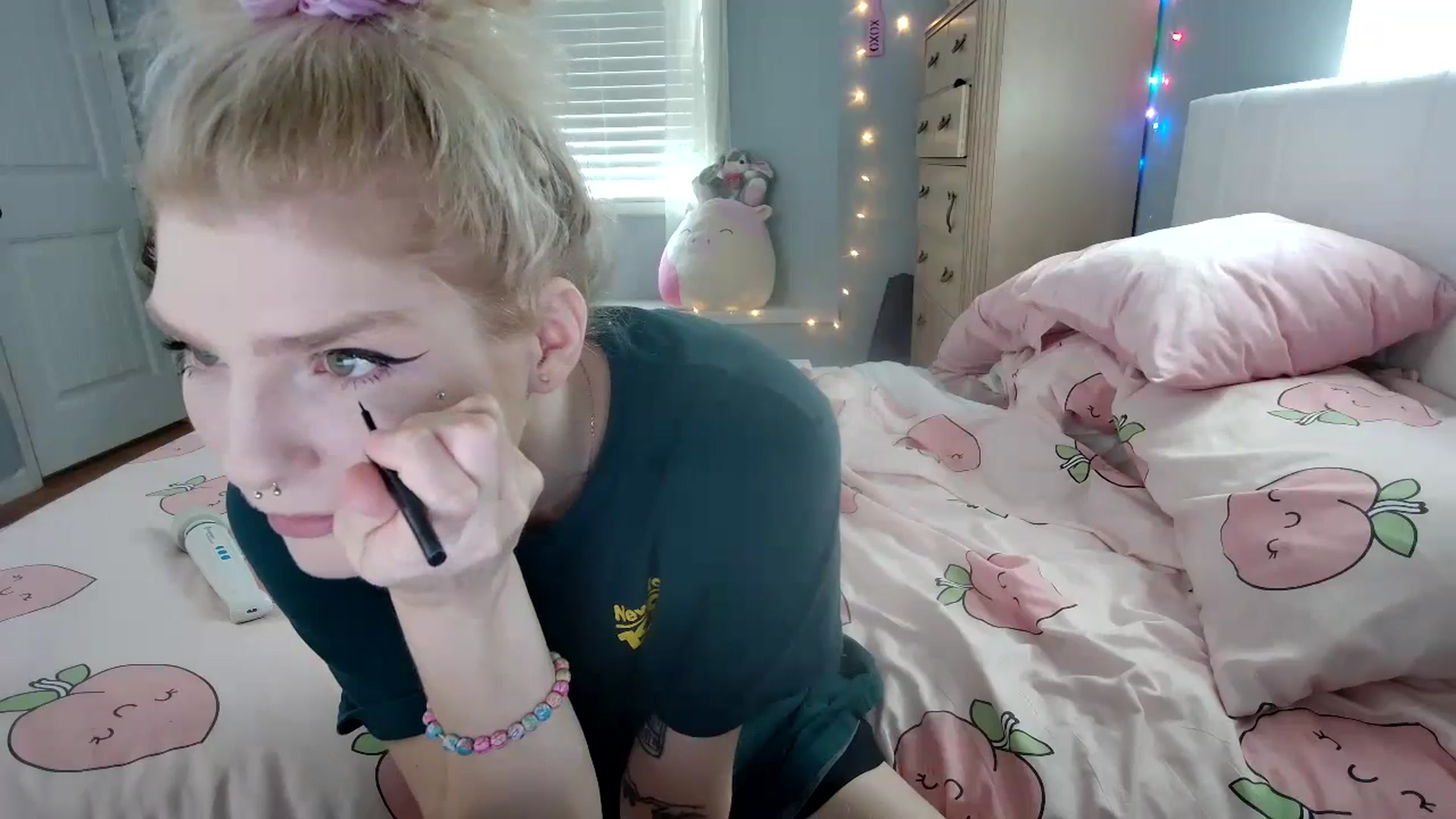 Gallery image thumbnail from DuckChan0's myfreecams stream on, 09/16/2024, 15:19 image 3 of 20