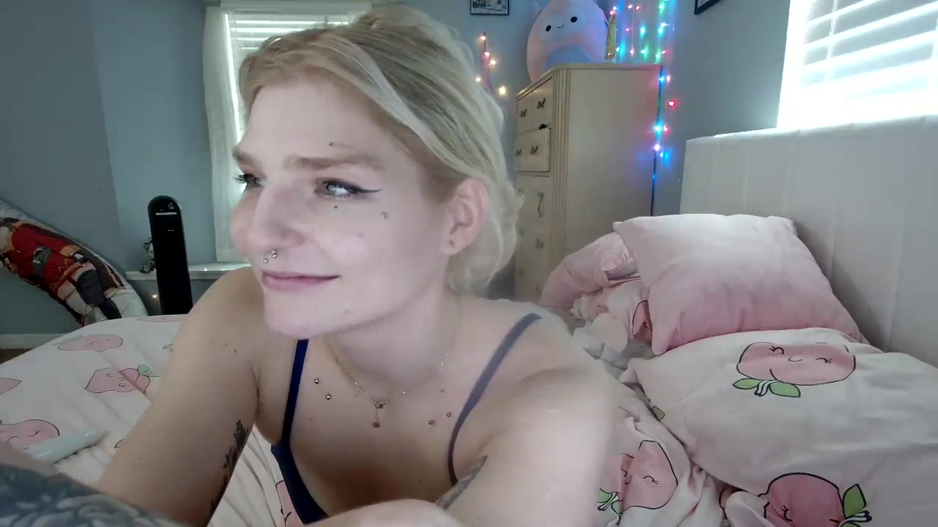 Gallery image thumbnail from DuckChan0's myfreecams stream on, 09/16/2024, 17:17 image 16 of 20