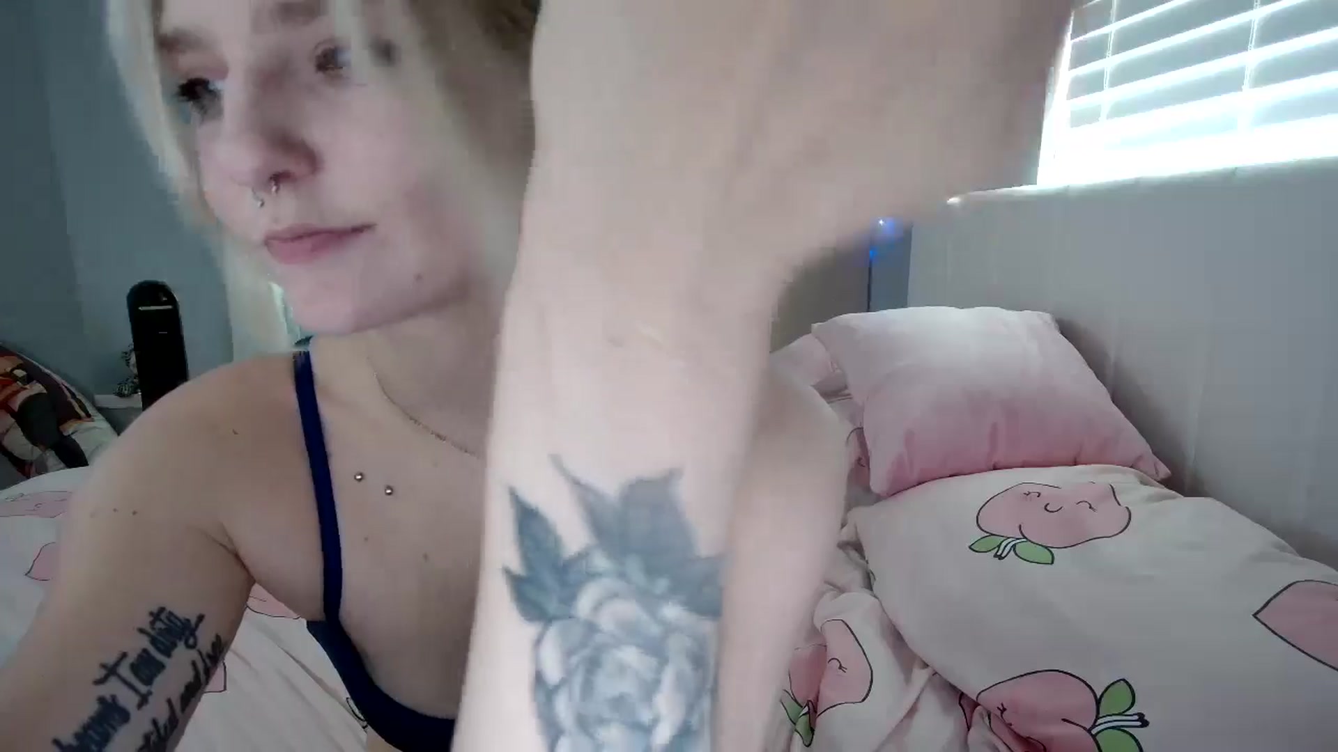 Gallery image thumbnail from DuckChan0's myfreecams stream on, 09/16/2024, 17:17 image 14 of 20
