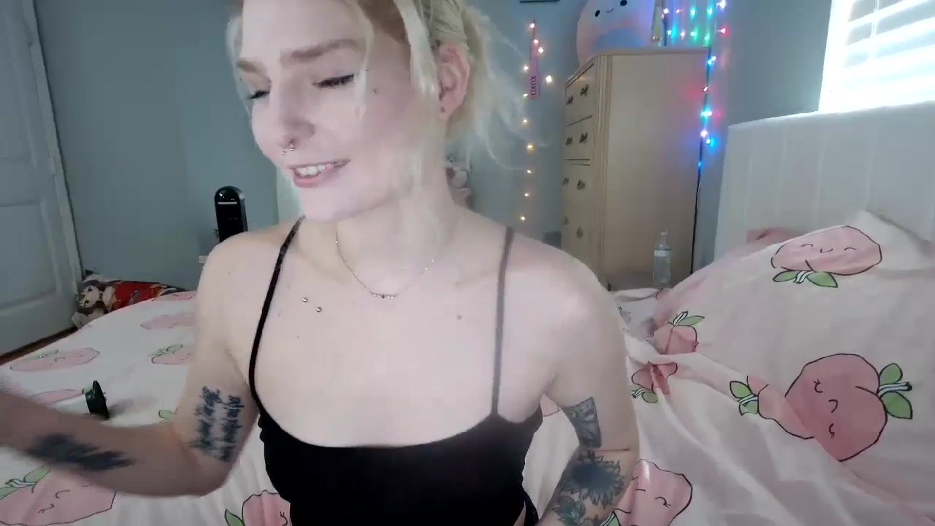 Gallery image thumbnail from DuckChan0's myfreecams stream on, 09/17/2024, 15:20 image 8 of 20