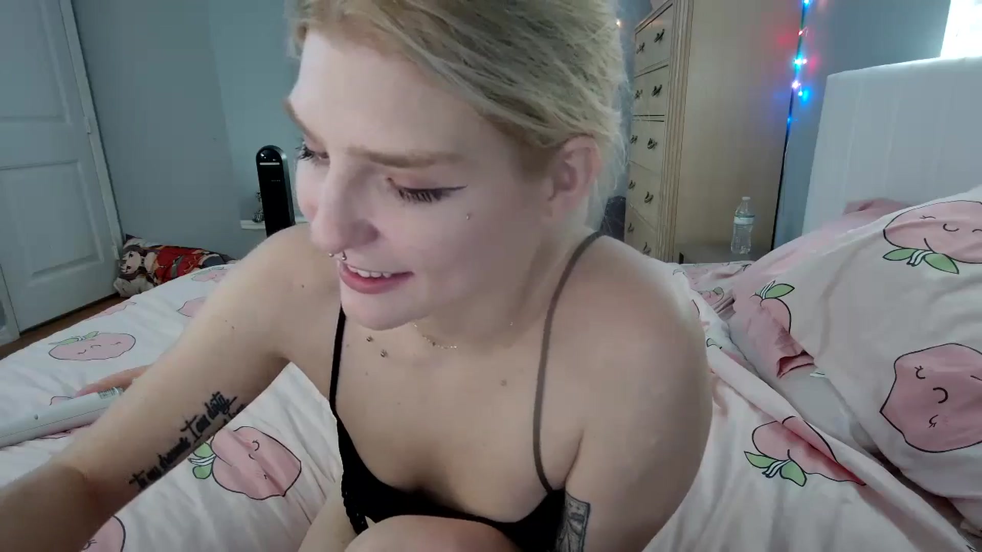 Gallery image thumbnail from DuckChan0's myfreecams stream on, 09/17/2024, 16:21 image 6 of 20