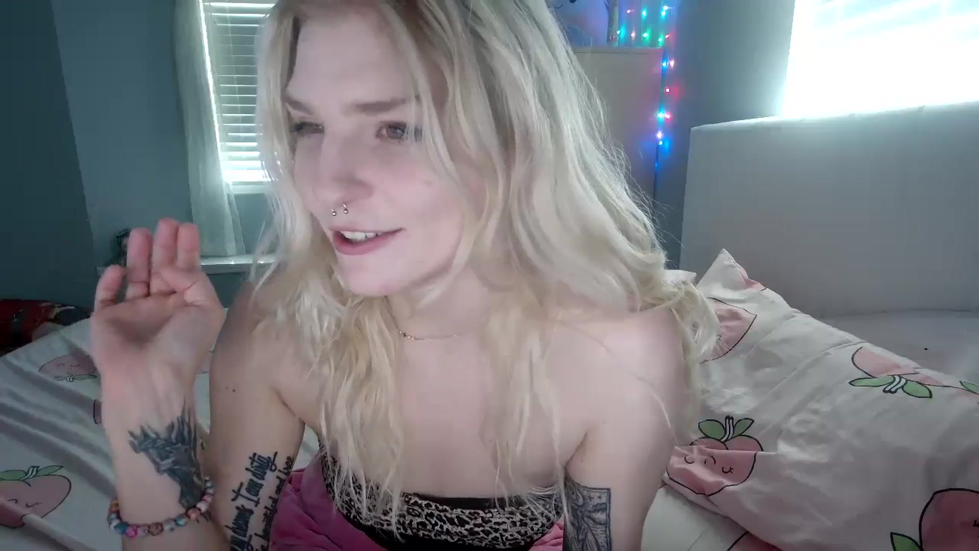 Gallery image thumbnail from DuckChan0's myfreecams stream on, 09/18/2024, 16:34 image 19 of 20