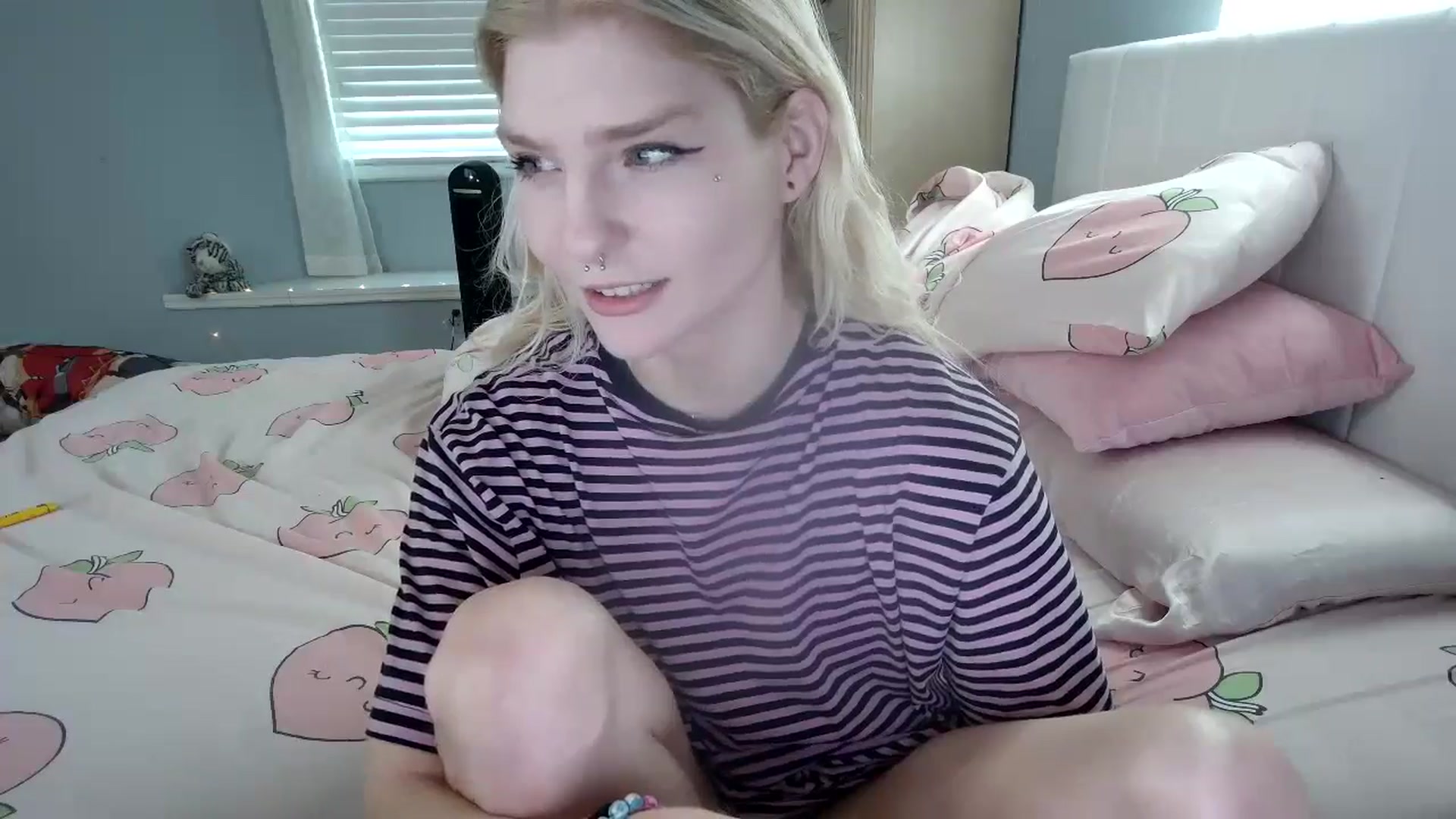 Gallery image thumbnail from DuckChan0's myfreecams stream on, 09/19/2024, 14:11 image 16 of 20
