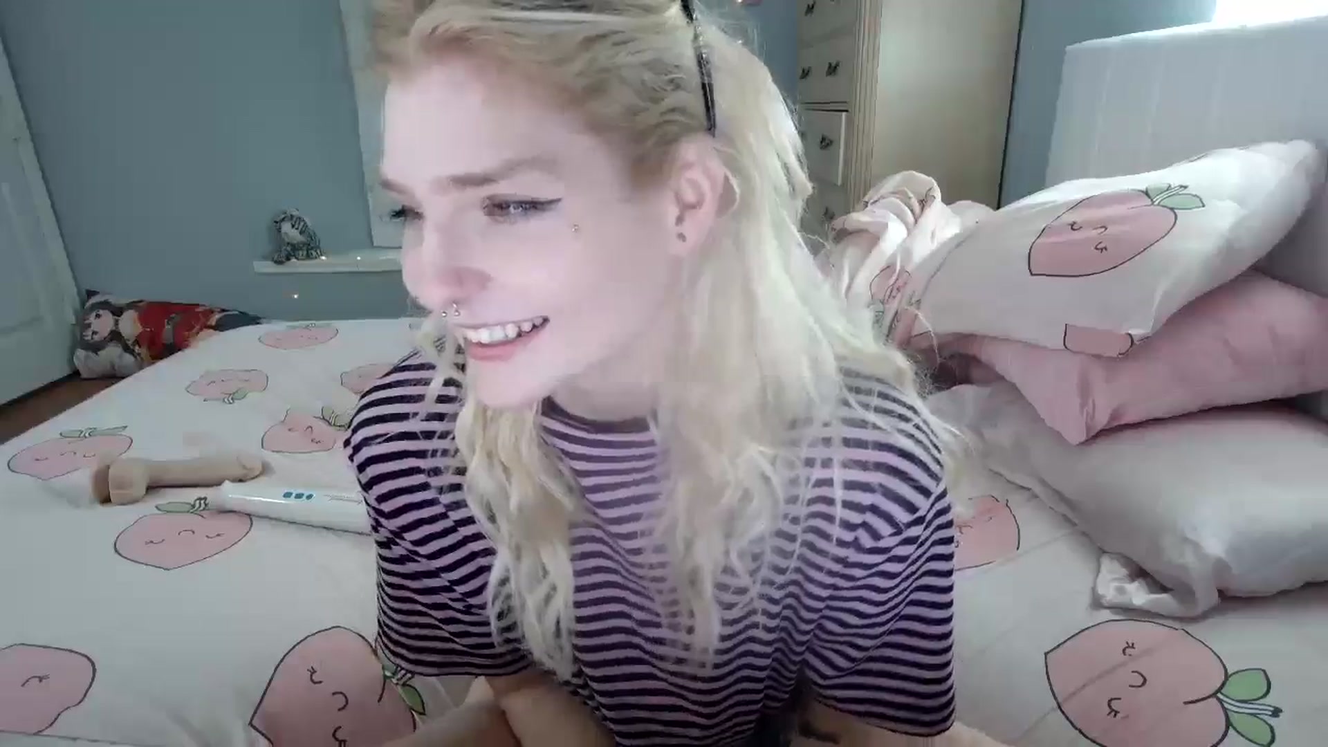 Gallery image thumbnail from DuckChan0's myfreecams stream on, 09/19/2024, 15:15 image 10 of 20