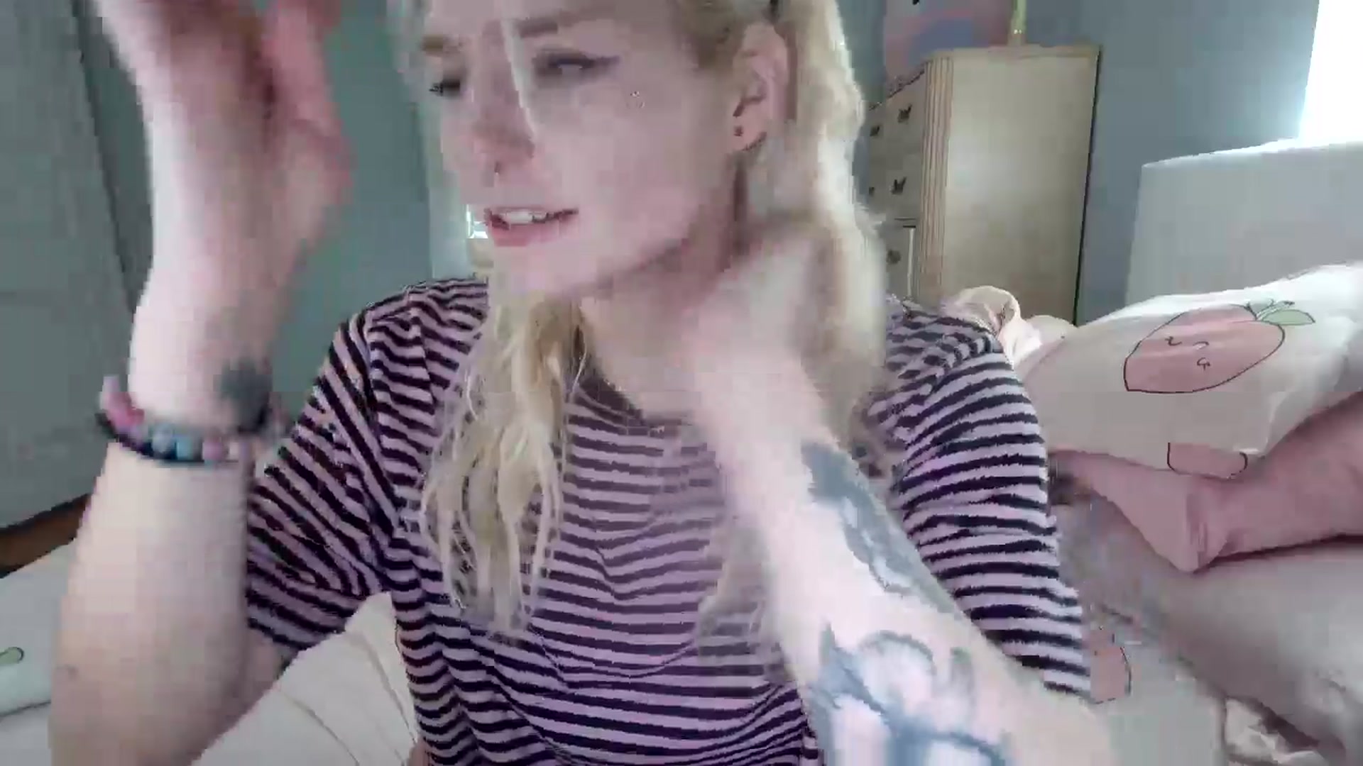 Gallery image thumbnail from DuckChan0's myfreecams stream on, 09/19/2024, 15:15 image 17 of 20