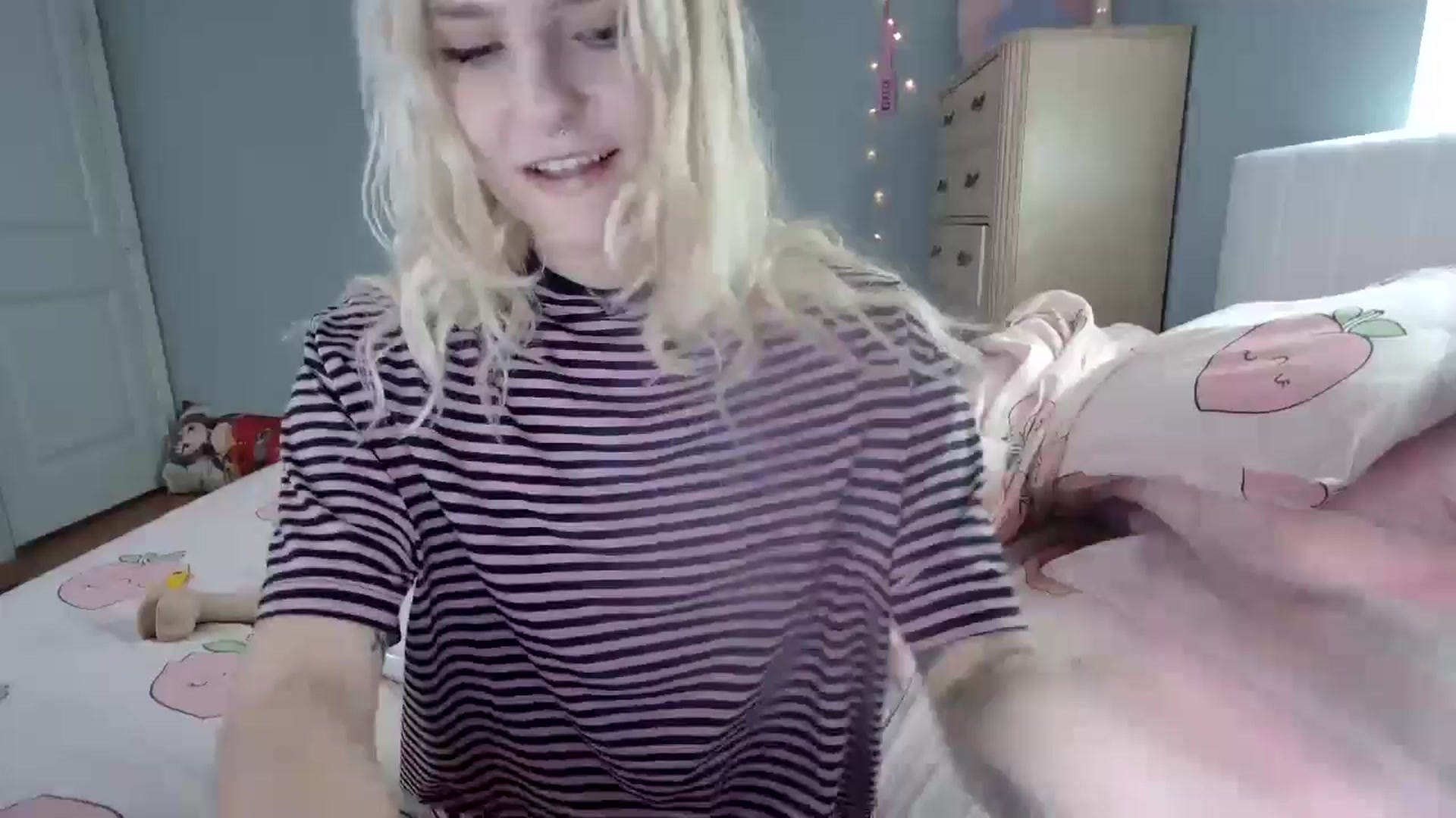 Gallery image thumbnail from DuckChan0's myfreecams stream on, 09/19/2024, 15:15 image 1 of 20