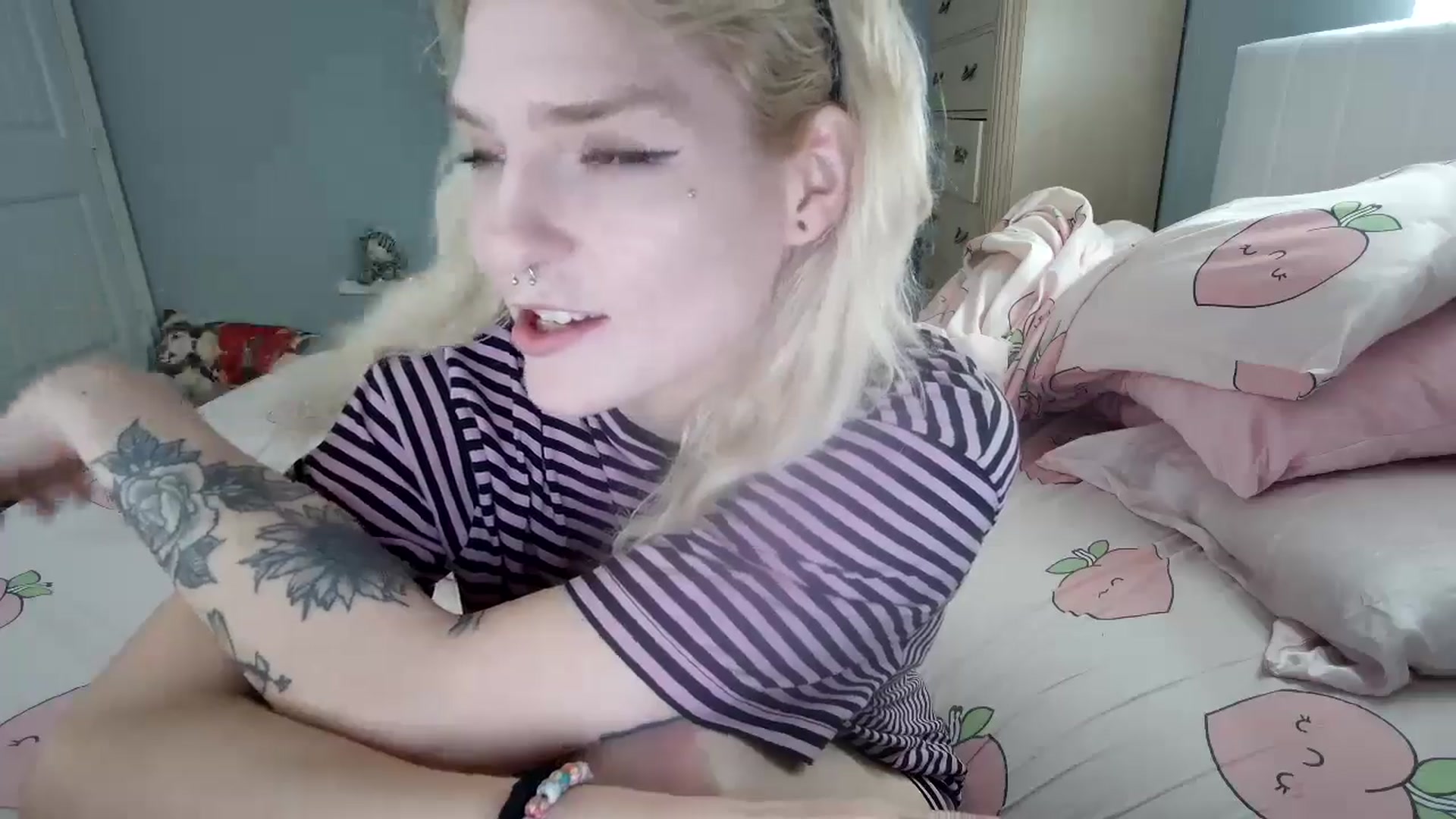 Gallery image thumbnail from DuckChan0's myfreecams stream on, 09/19/2024, 15:15 image 5 of 20