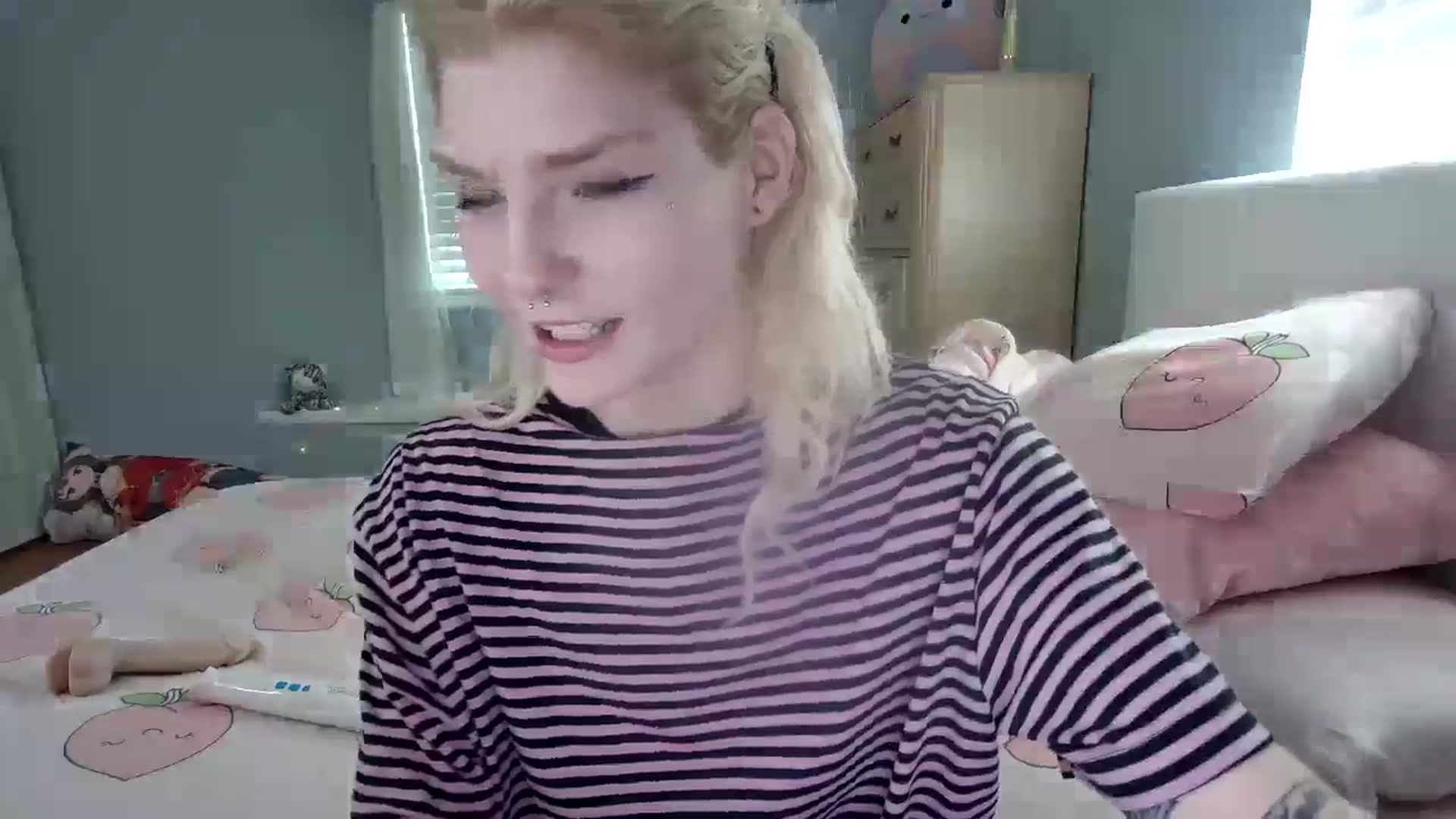 Gallery image thumbnail from DuckChan0's myfreecams stream on, 09/19/2024, 15:15 image 12 of 20