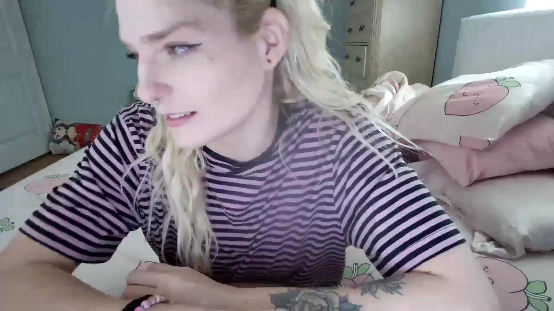 Gallery image thumbnail from DuckChan0's myfreecams stream on, 09/19/2024, 15:15 image 6 of 20