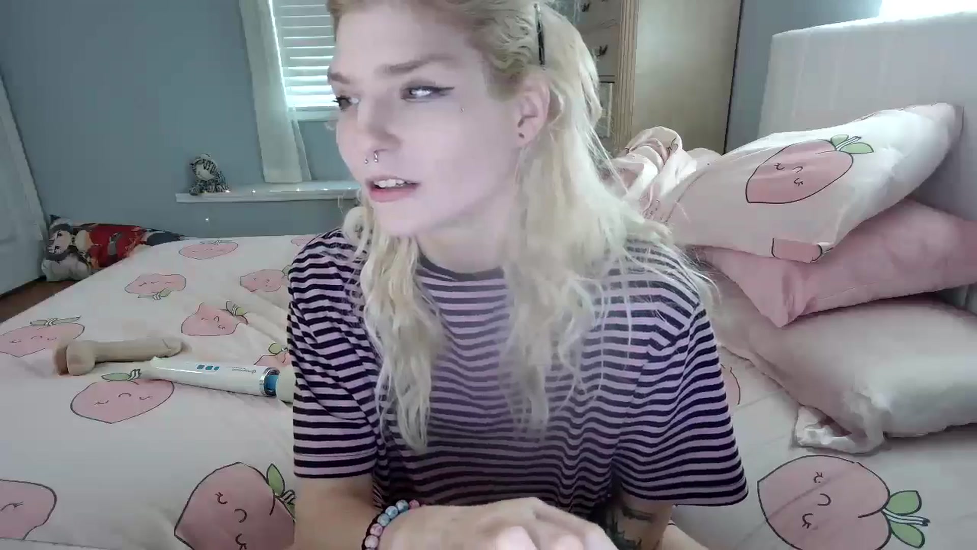 Gallery image thumbnail from DuckChan0's myfreecams stream on, 09/19/2024, 15:15 image 11 of 20