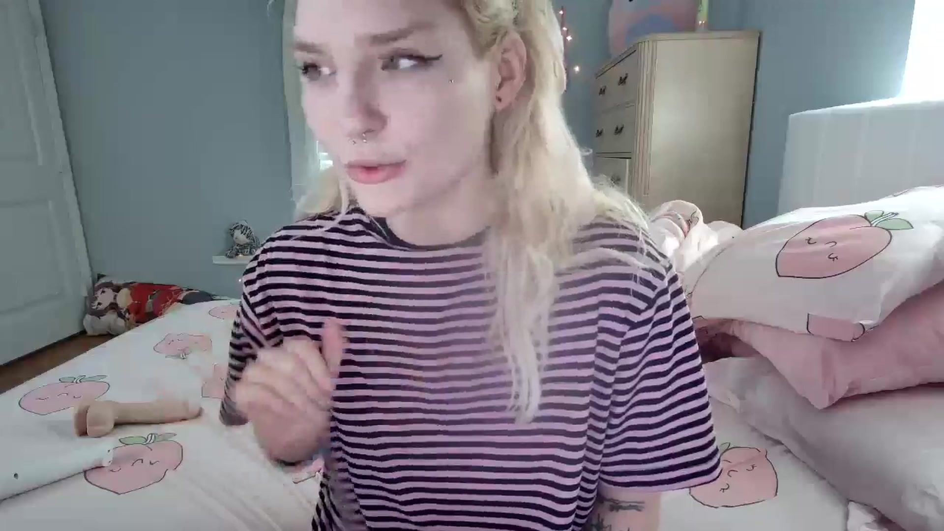 Gallery image thumbnail from DuckChan0's myfreecams stream on, 09/19/2024, 15:15 image 15 of 20