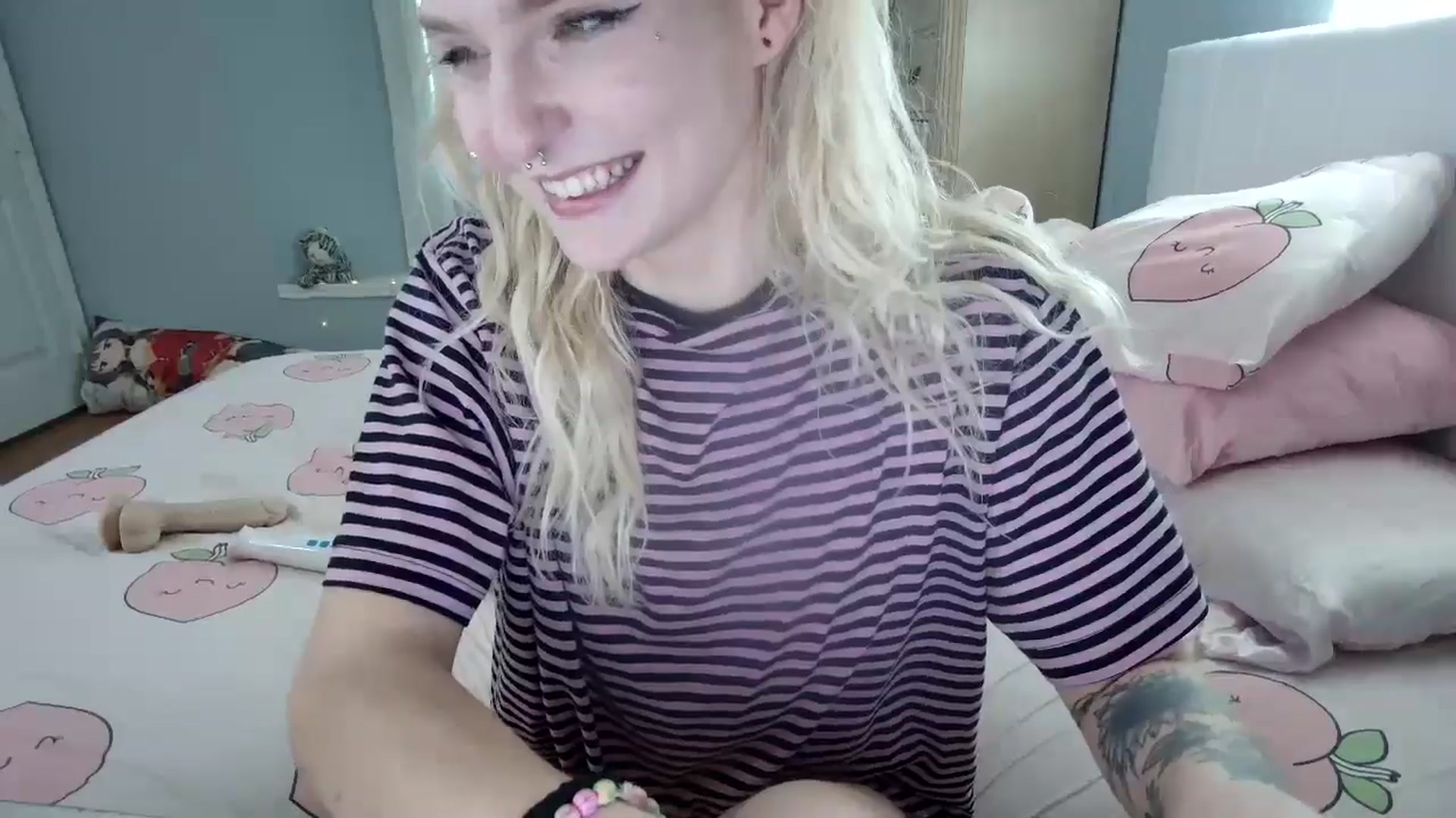 Gallery image thumbnail from DuckChan0's myfreecams stream on, 09/19/2024, 15:15 image 7 of 20