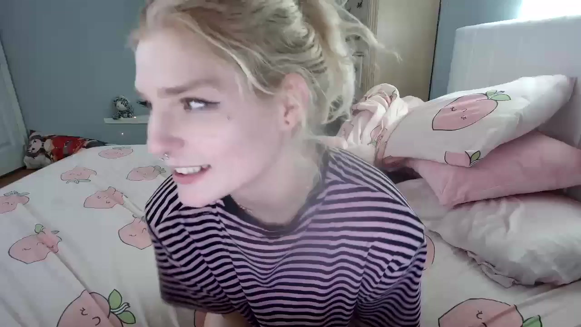 Gallery image thumbnail from DuckChan0's myfreecams stream on, 09/19/2024, 16:19 image 13 of 20