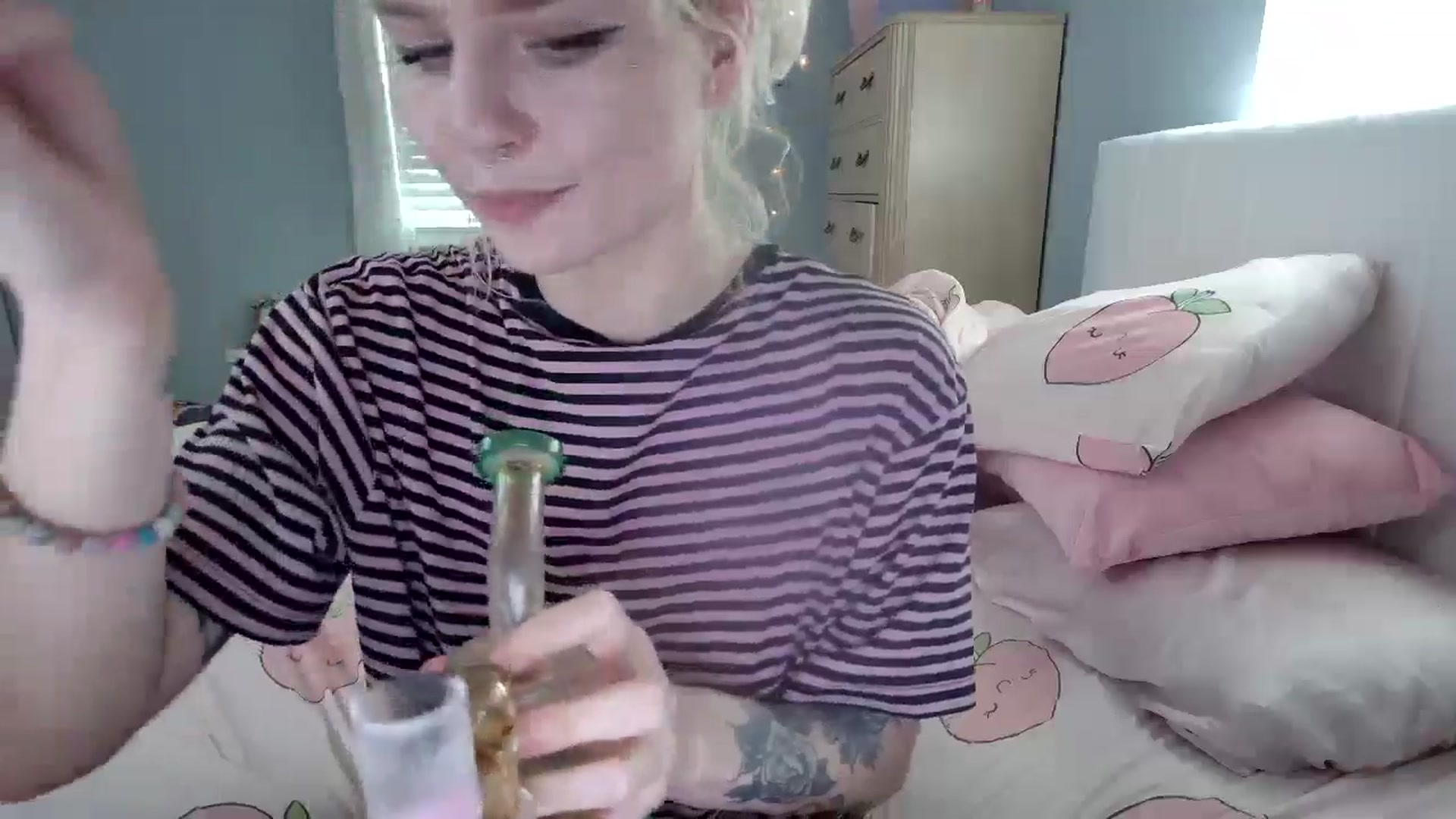 Gallery image thumbnail from DuckChan0's myfreecams stream on, 09/19/2024, 16:19 image 16 of 20