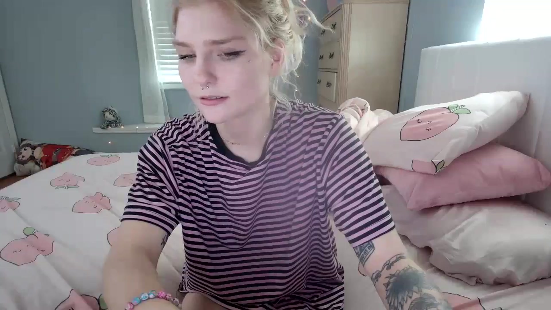 Gallery image thumbnail from DuckChan0's myfreecams stream on, 09/19/2024, 16:19 image 12 of 20