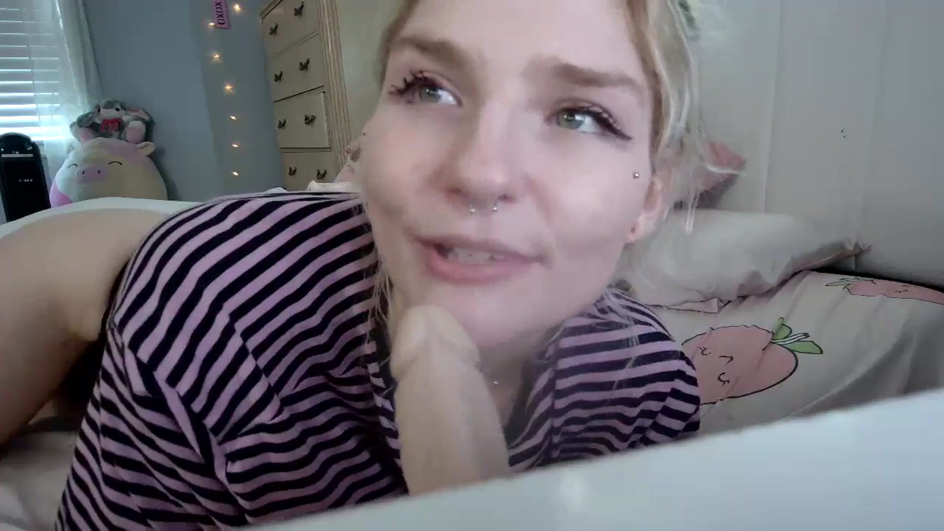 Gallery image thumbnail from DuckChan0's myfreecams stream on, 09/19/2024, 16:19 image 8 of 20
