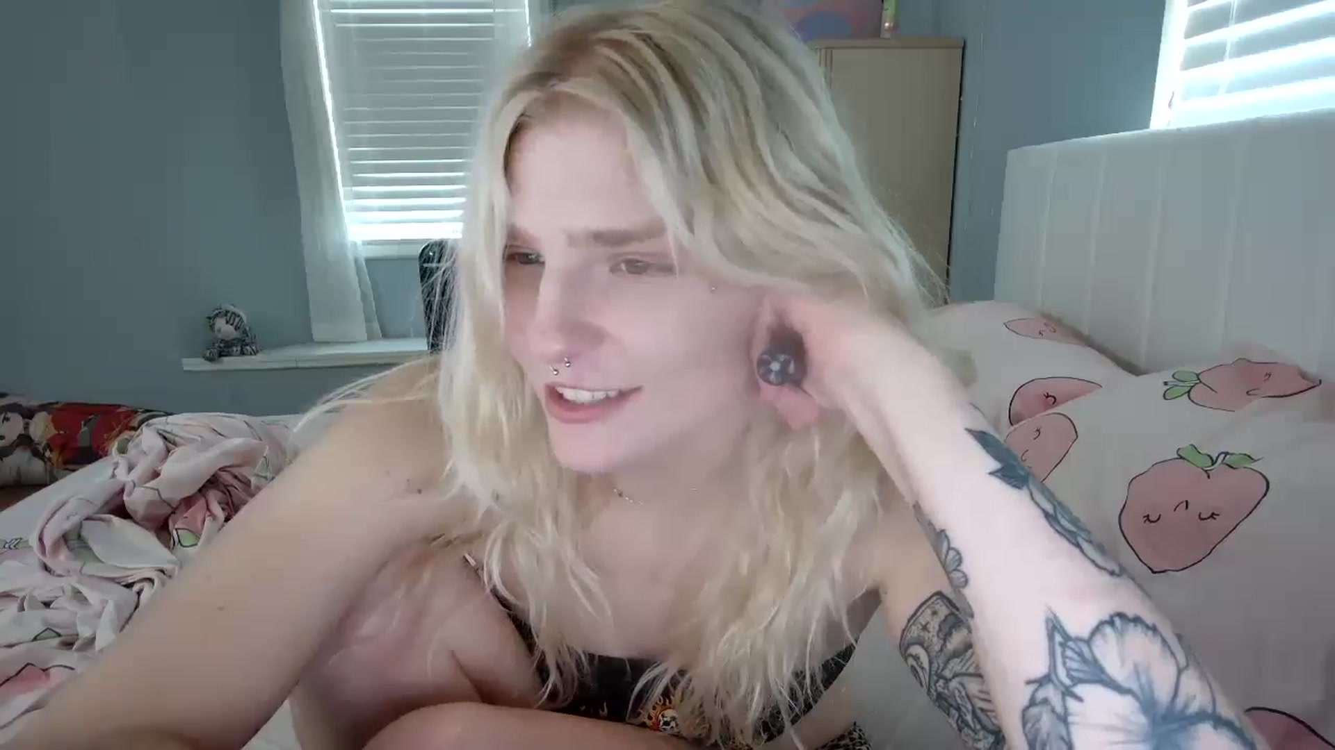 Gallery image thumbnail from DuckChan0's myfreecams stream on, 09/20/2024, 15:32 image 16 of 20