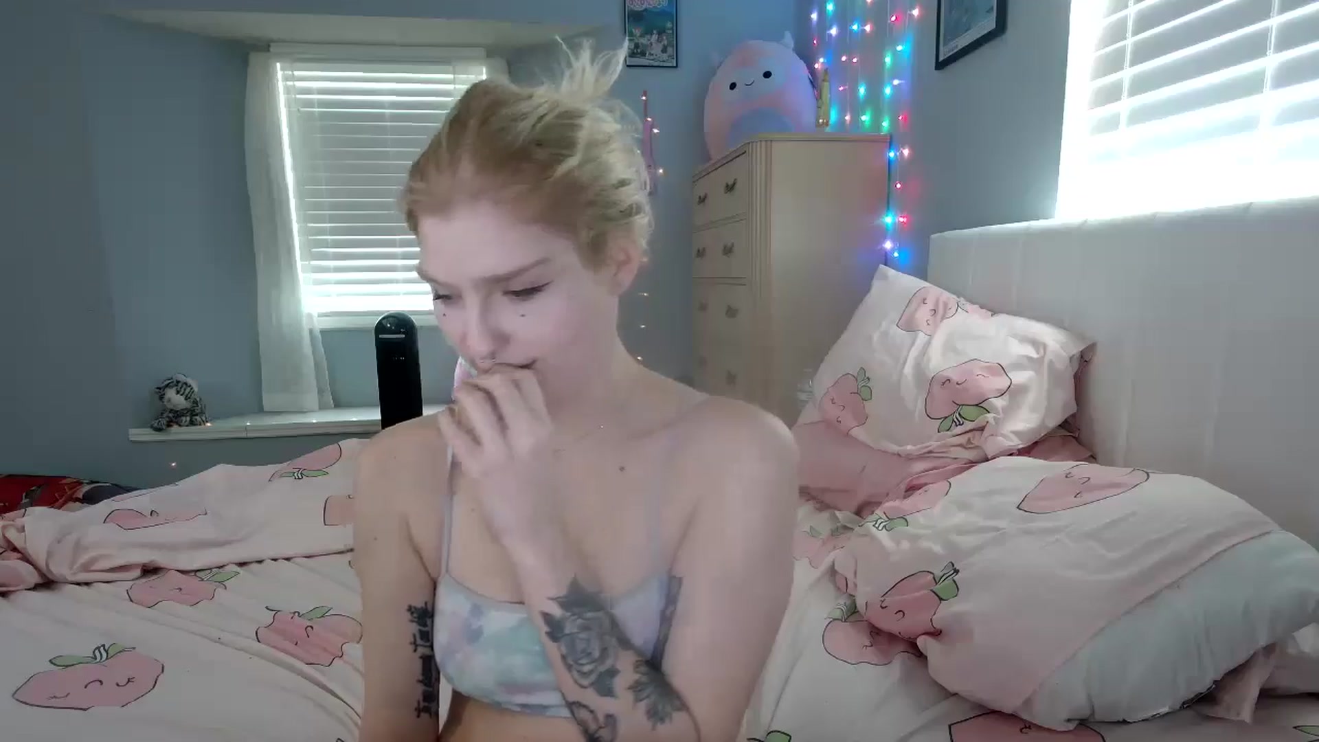 Gallery image thumbnail from DuckChan0's myfreecams stream on, 09/22/2024, 17:26 image 6 of 20