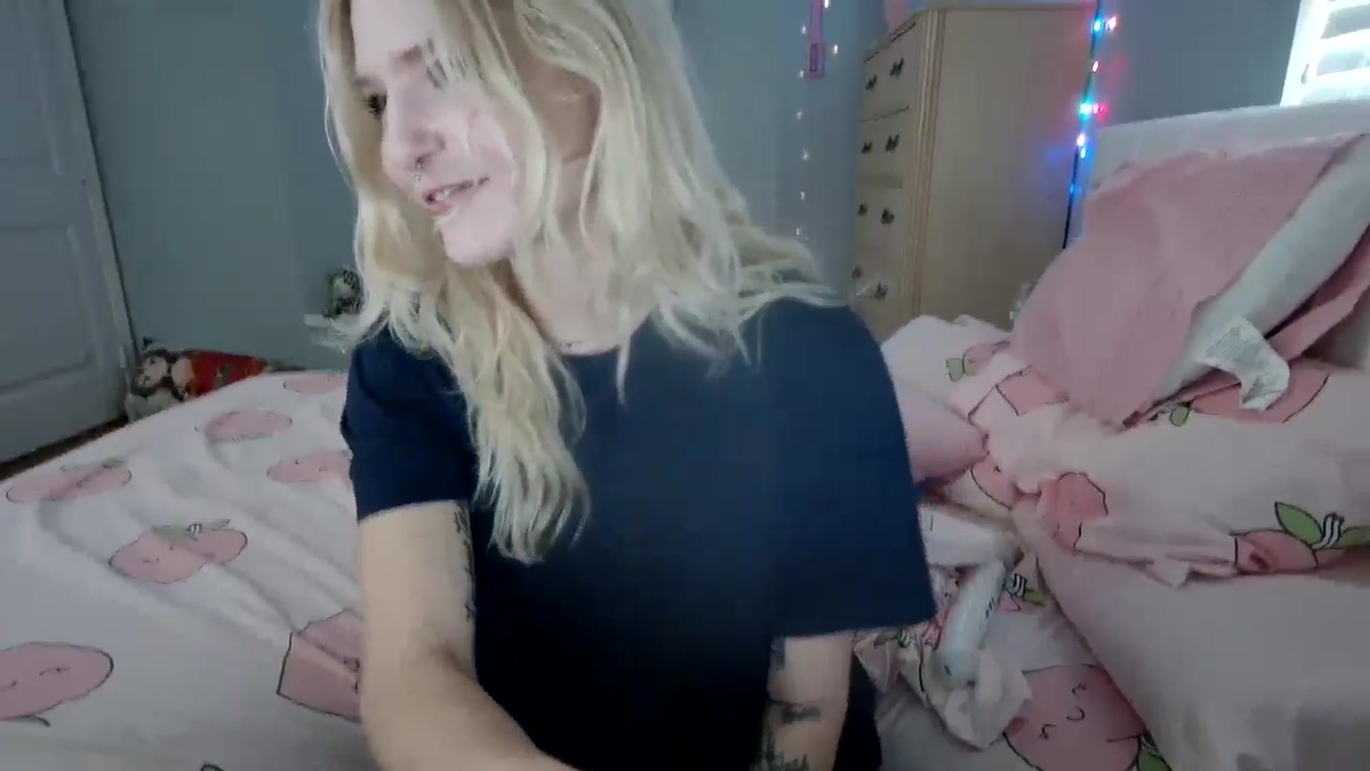 Gallery image thumbnail from DuckChan0's myfreecams stream on, 09/24/2024, 14:40 image 15 of 20