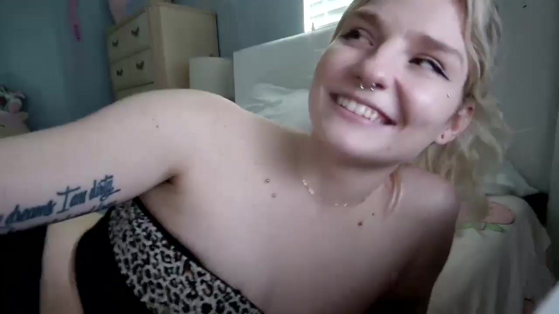 Gallery image thumbnail from DuckChan0's myfreecams stream on, 09/30/2024, 16:20 image 12 of 20