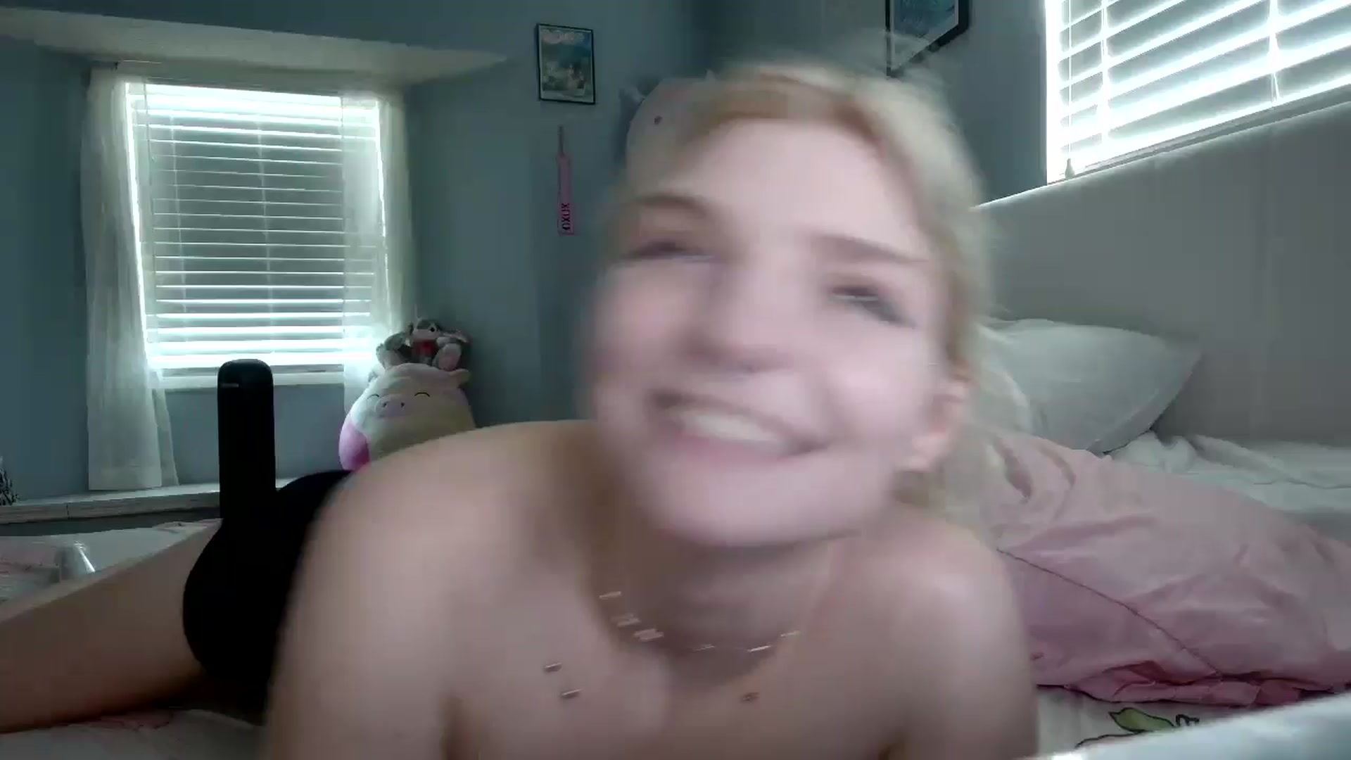 Gallery image thumbnail from DuckChan0's myfreecams stream on, 09/30/2024, 16:20 image 11 of 20