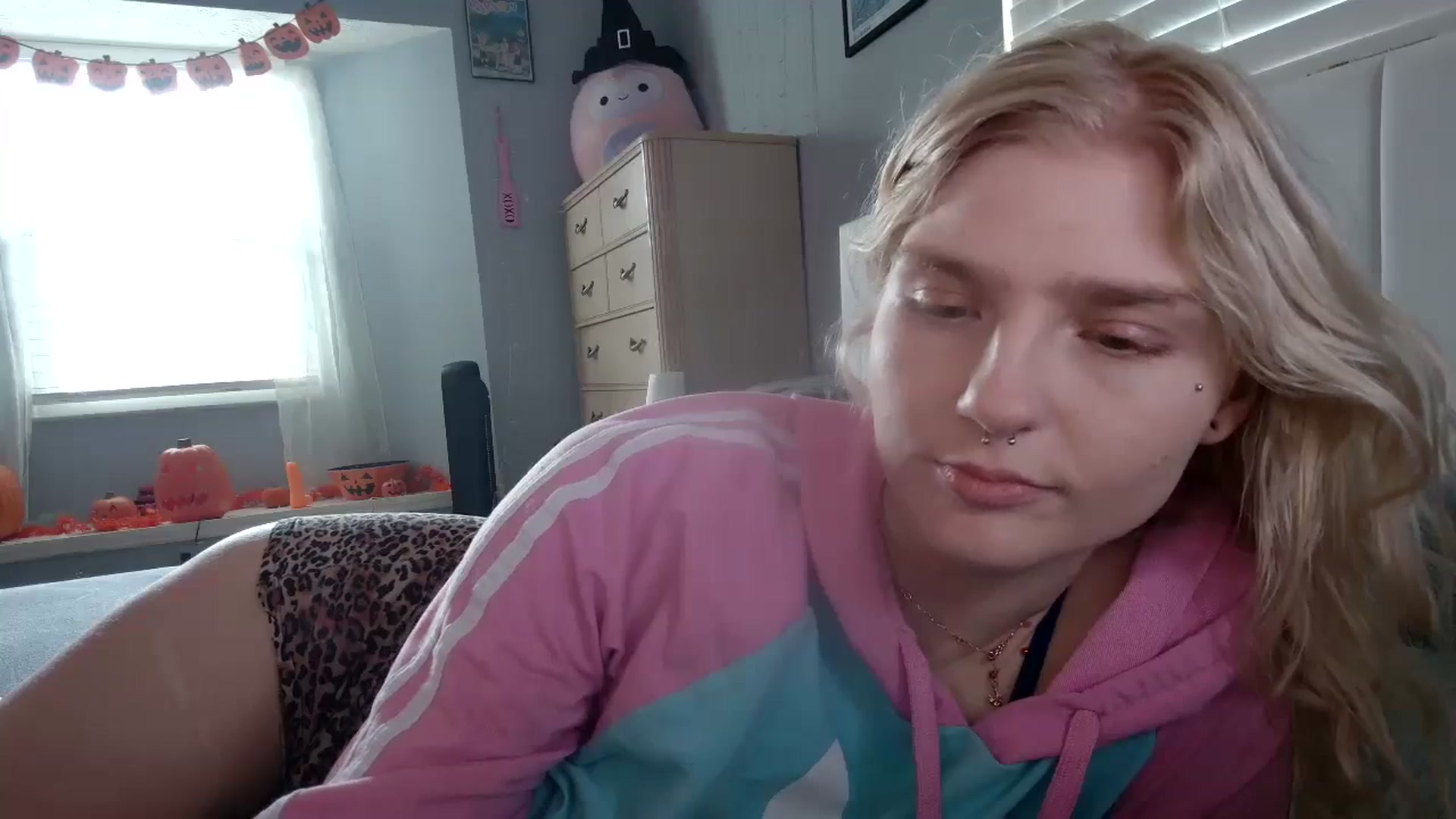Gallery image thumbnail from DuckChan0's myfreecams stream on, 10/09/2024, 17:27 image 16 of 20