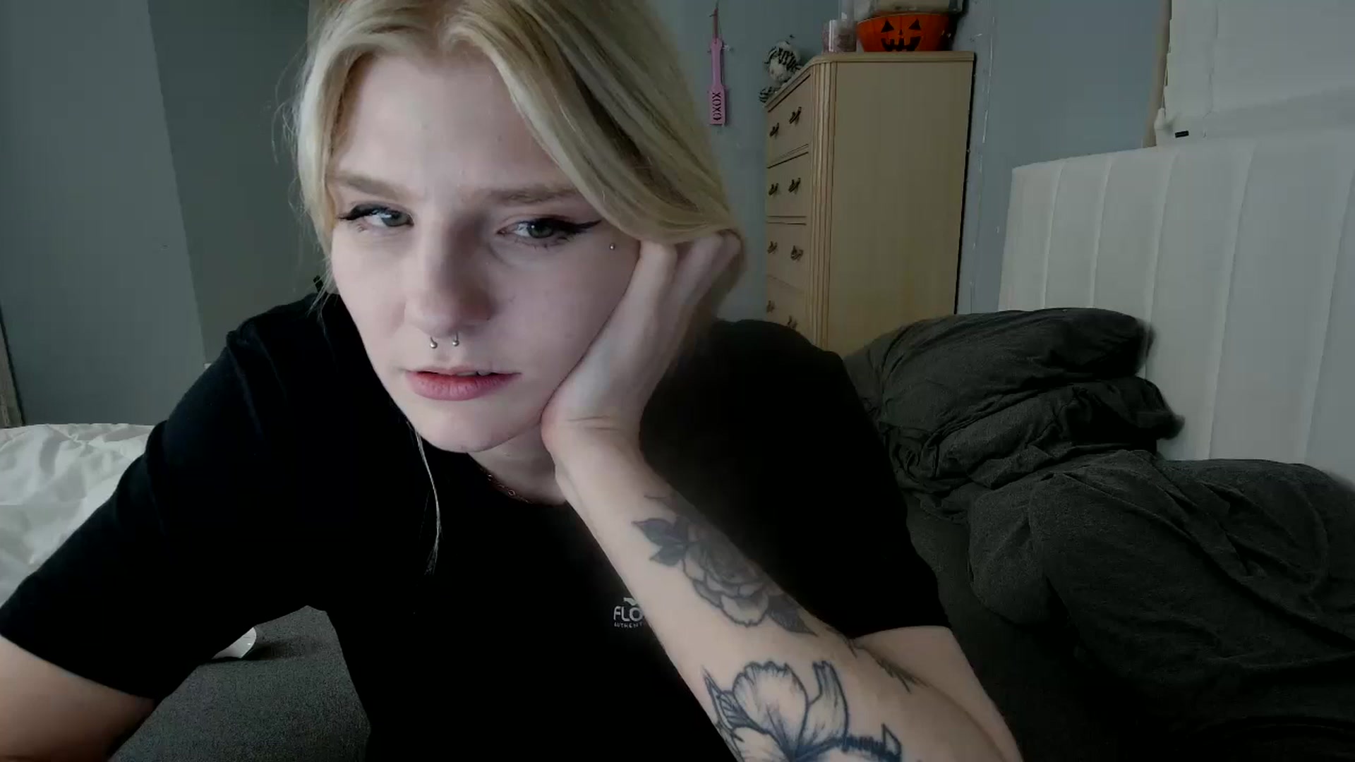 Gallery image thumbnail from DuckChan0's myfreecams stream on, 10/14/2024, 24:21 image 8 of 20