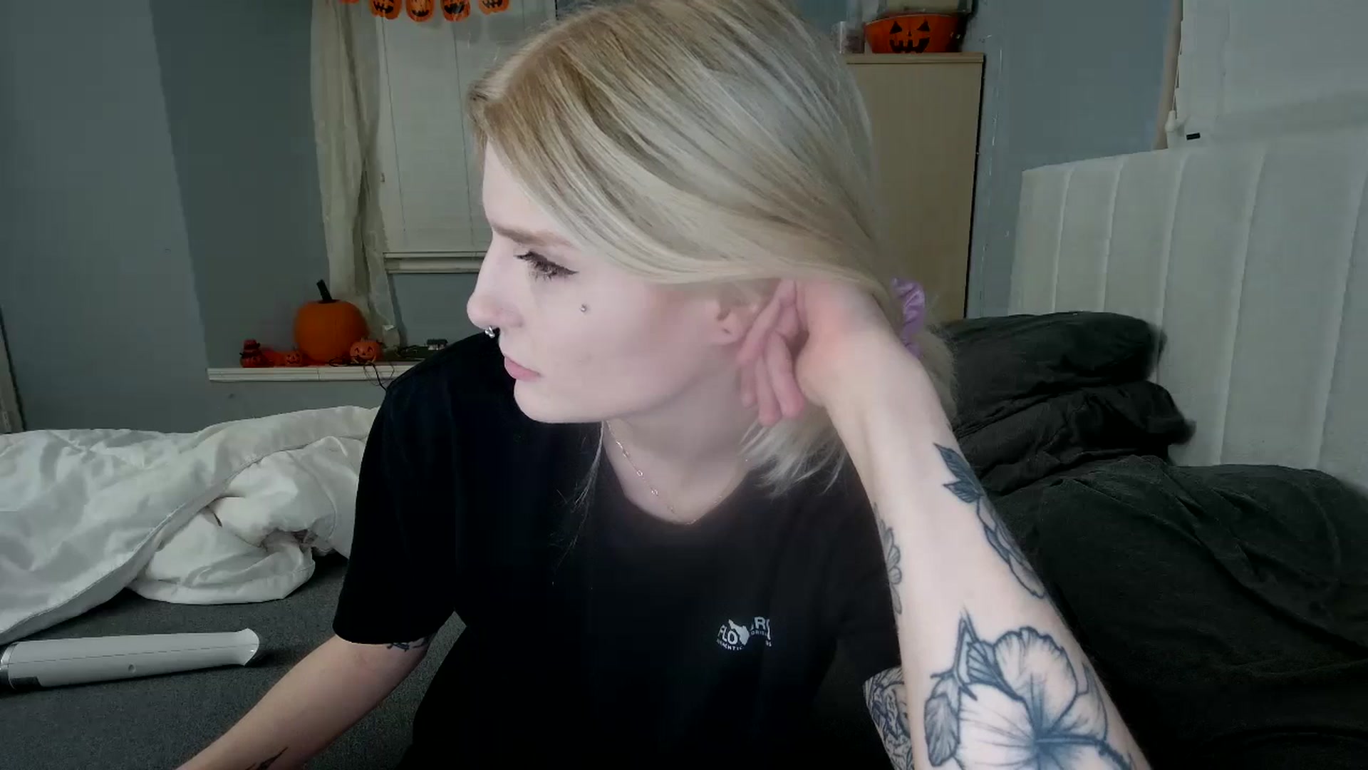 Gallery image thumbnail from DuckChan0's myfreecams stream on, 10/14/2024, 24:21 image 6 of 20